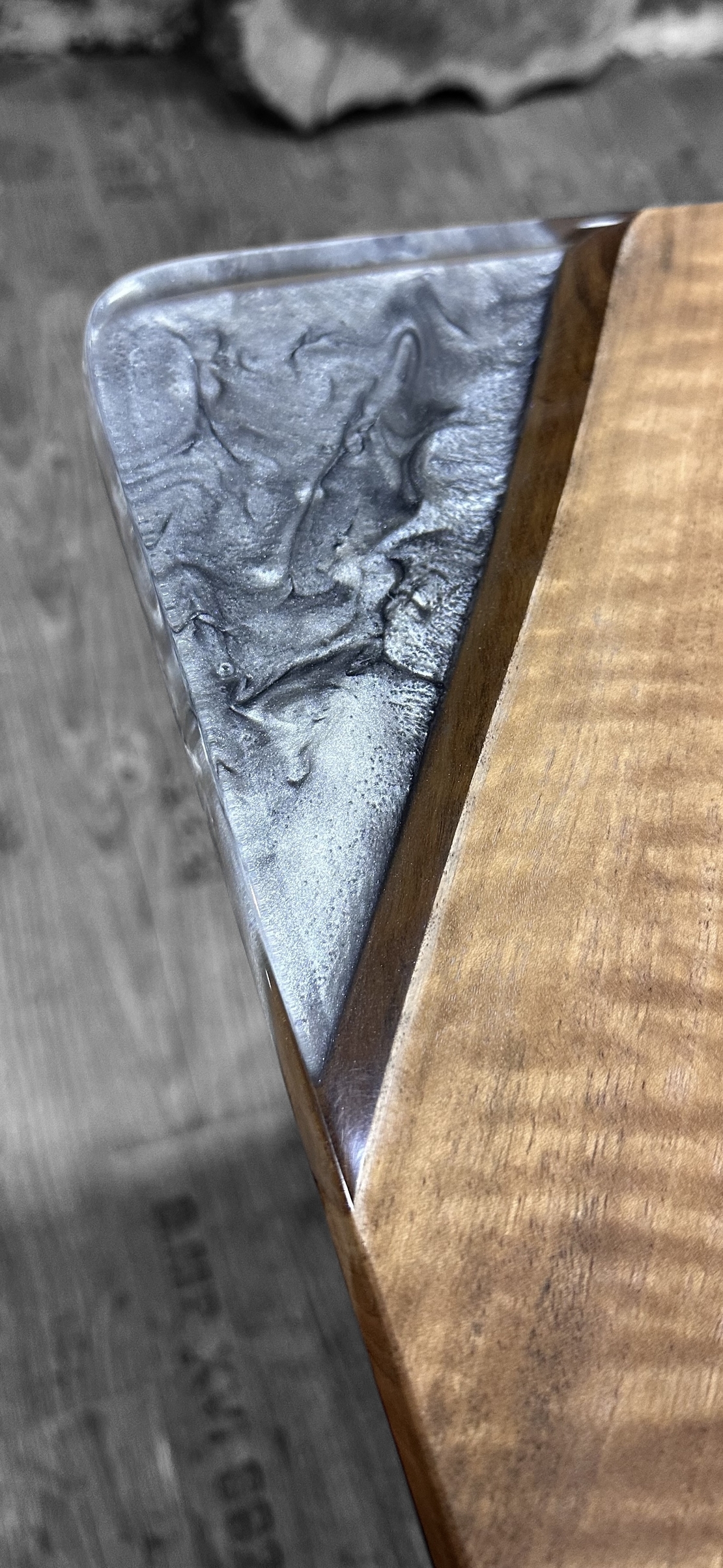 Ръчно изработена маса от масивно дърво с фюме-сребрист морски ефект и прозрачен епоксиден слой