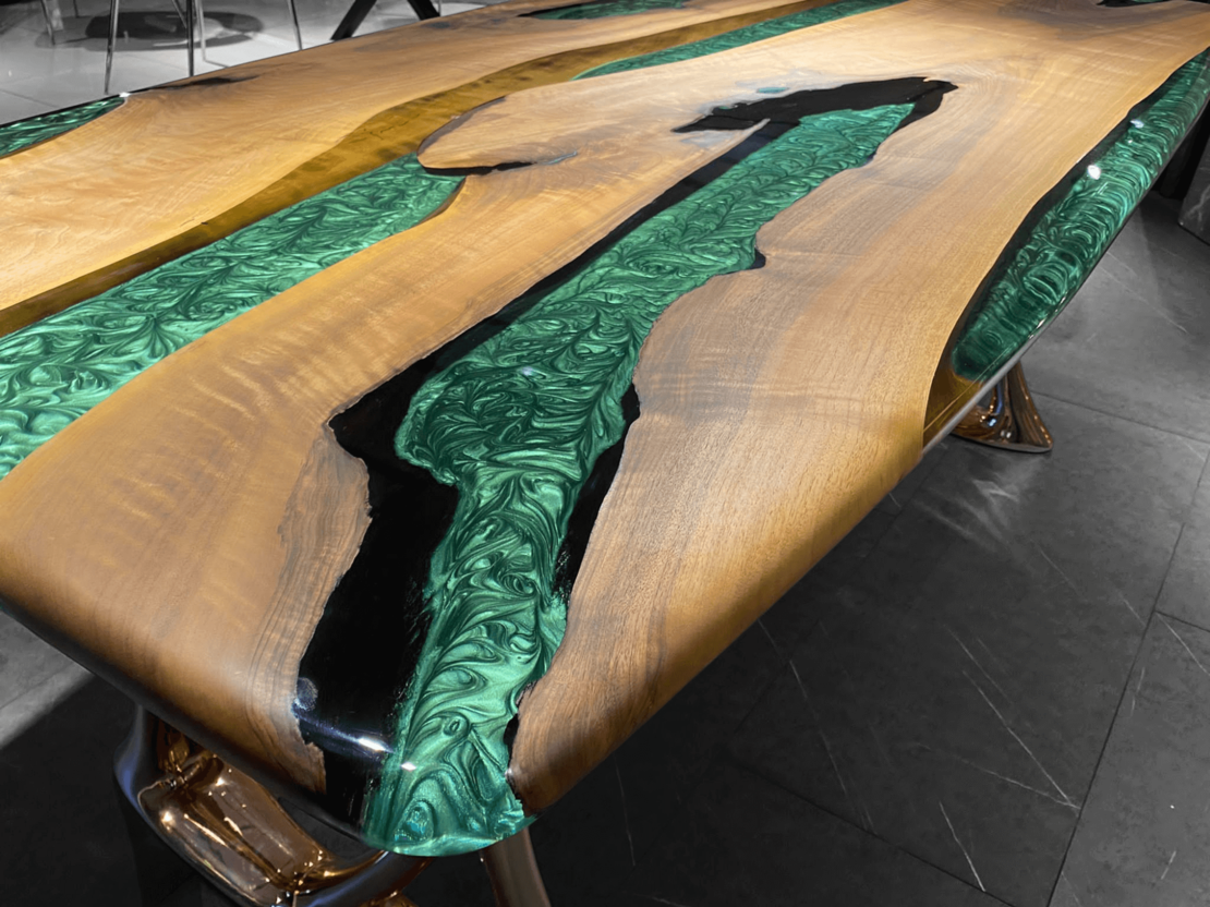 Ръчно изработена маса от масивно дърво и епоксидна смола – Зелен речен ефект