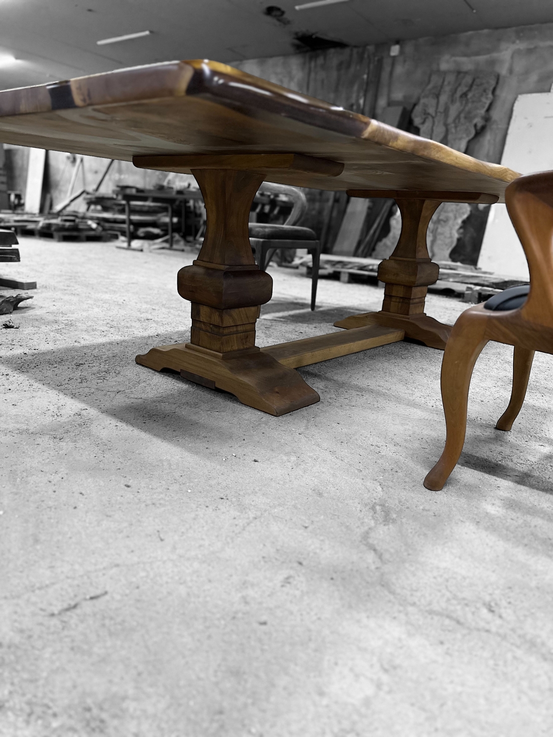 Ръчно изработена маса от масивно дърво Live Edge с естествени цепнатини