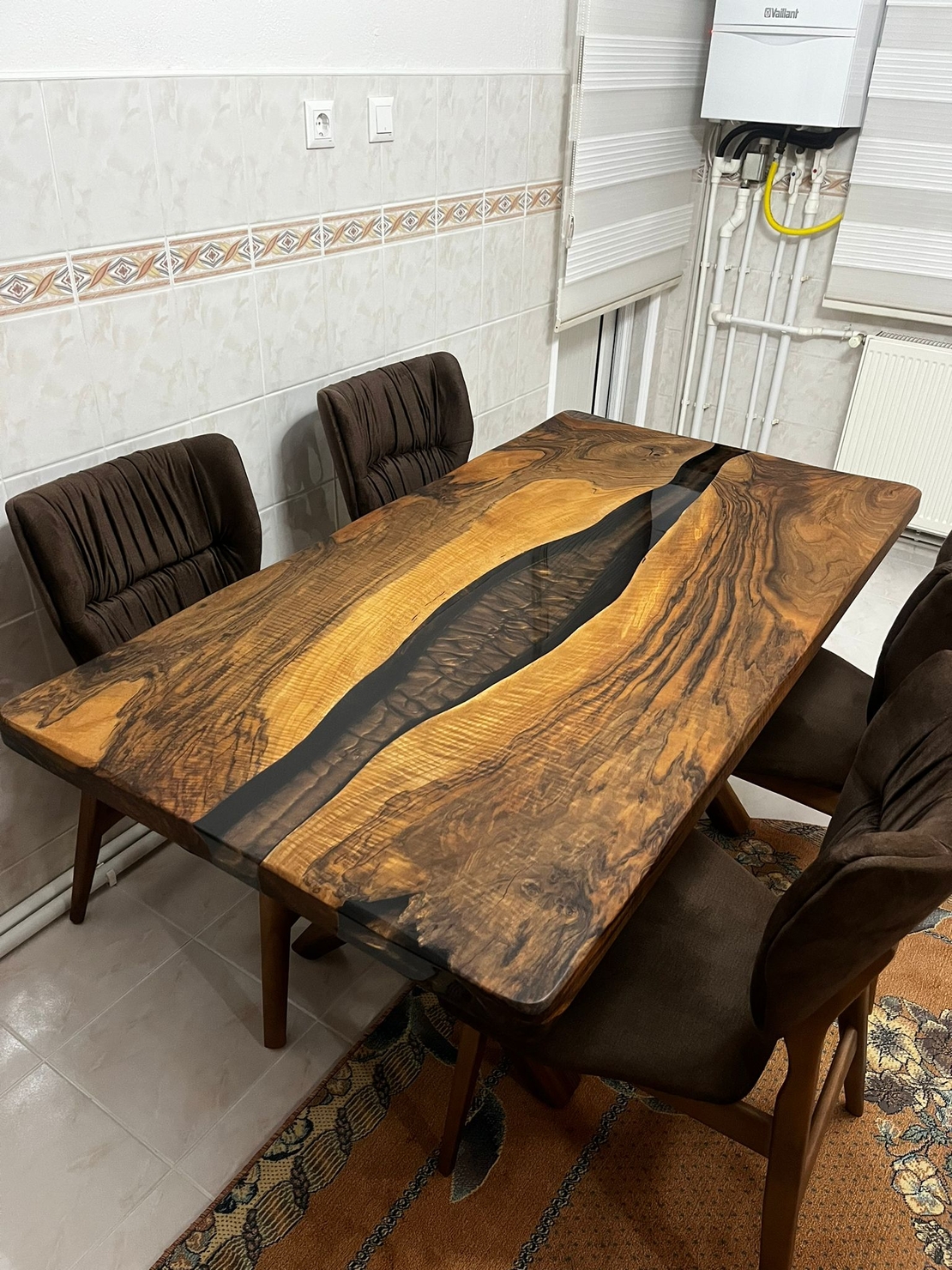 Кафяво пигментиран плот с прозрачен епоксид