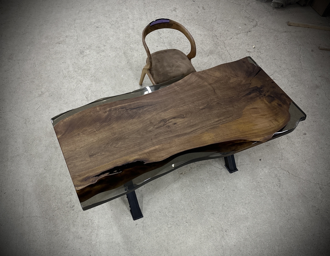 Маса от естествено дърво с пушек епоксид – Natural Edge Design