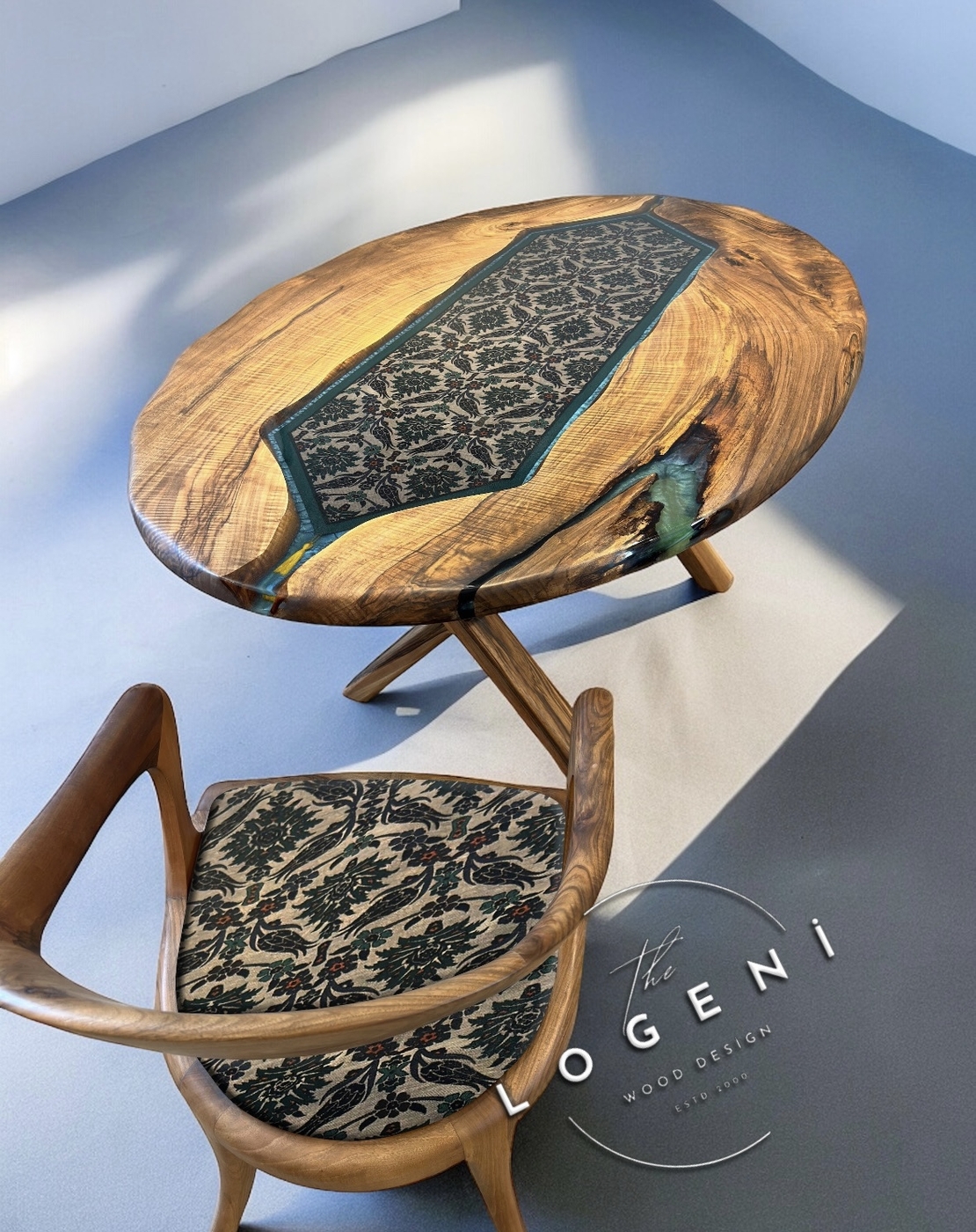 Ръчно изработена епоксидна маса с народни мотиви от плат