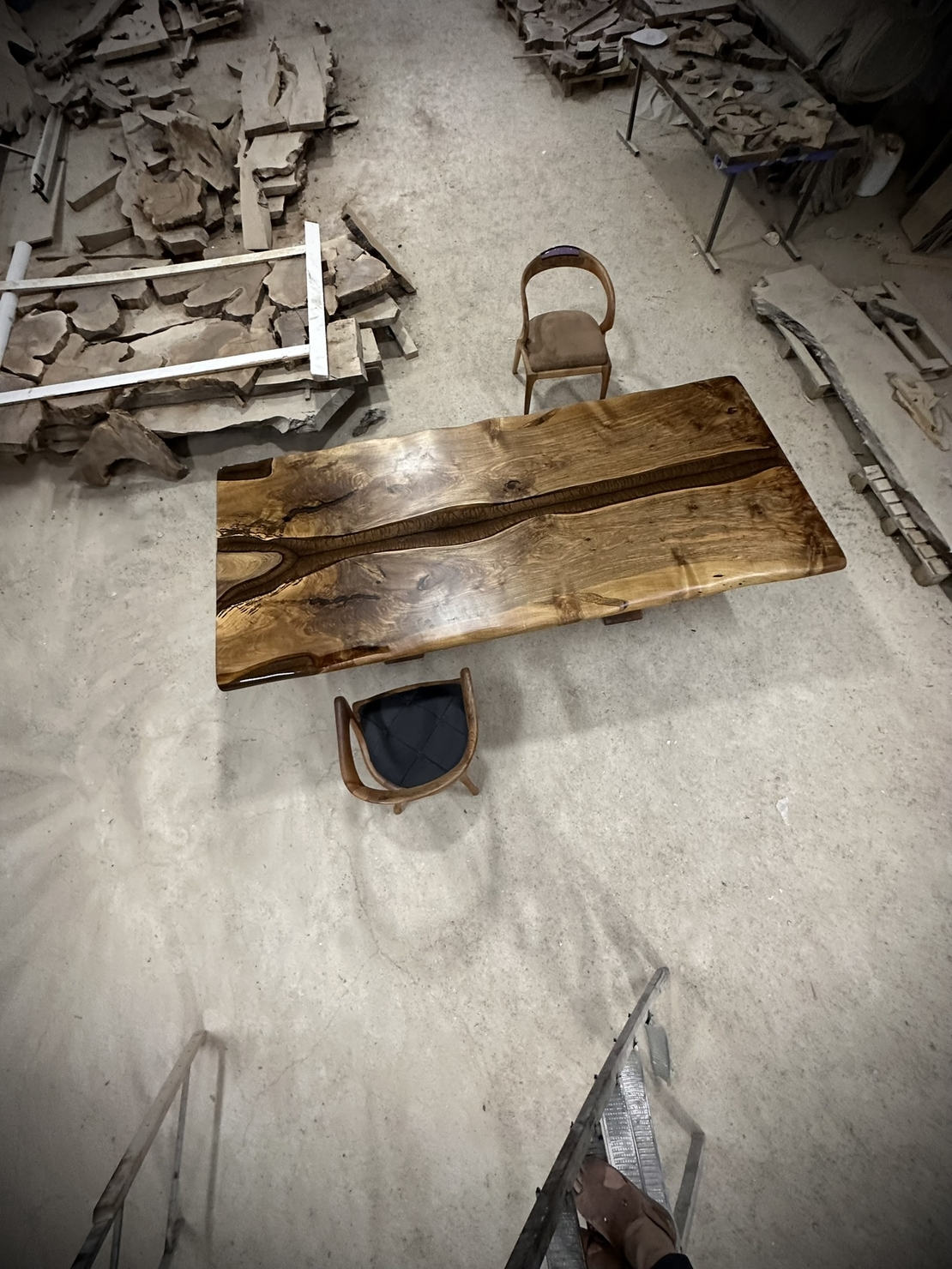 Ръчно изработена маса от масивно дърво Live Edge с естествени цепнатини