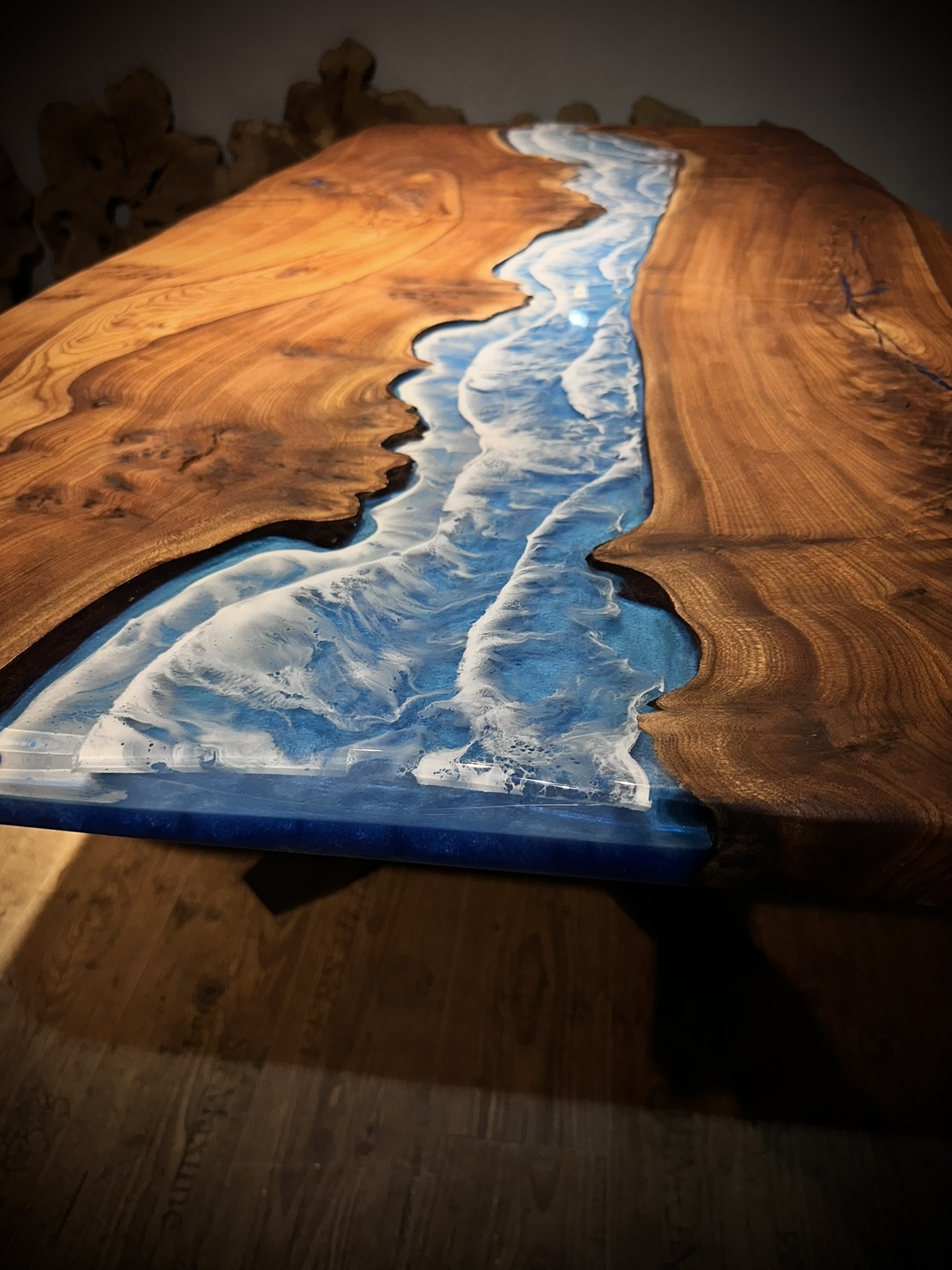 Ръчно изработена маса от масивно дърво с епоксиден морски ефект– LogeniWood (Custom Made)