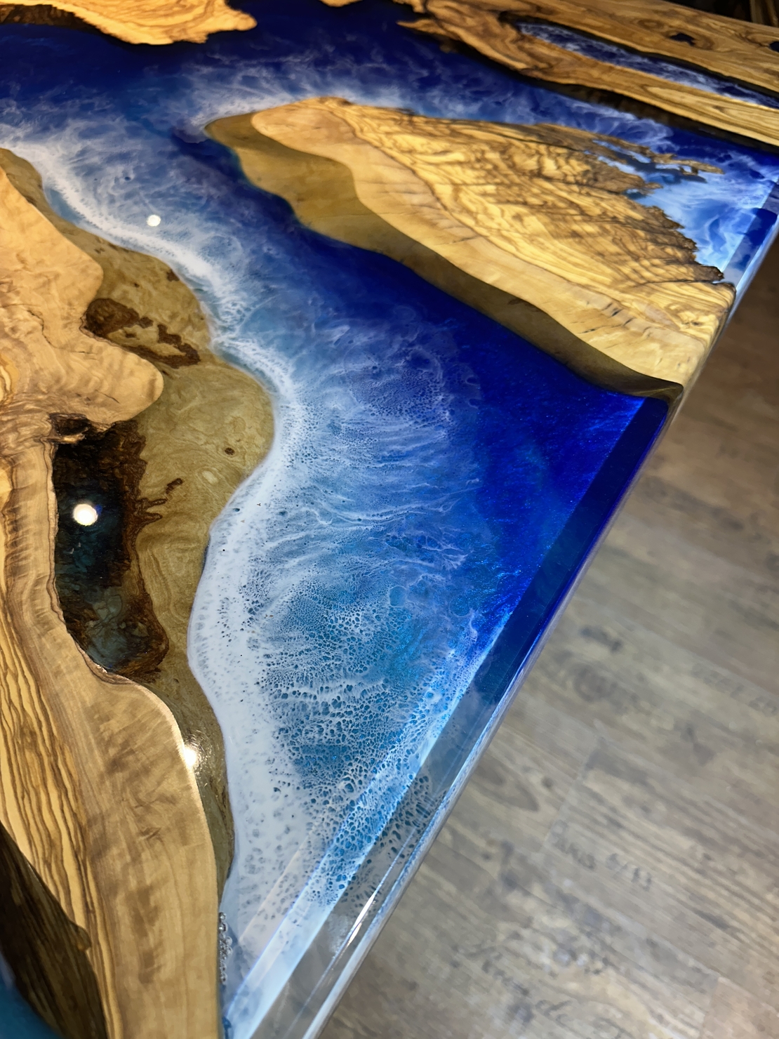Ръчно изработена епоксидна маса с морски ефект – Ocean River Blue