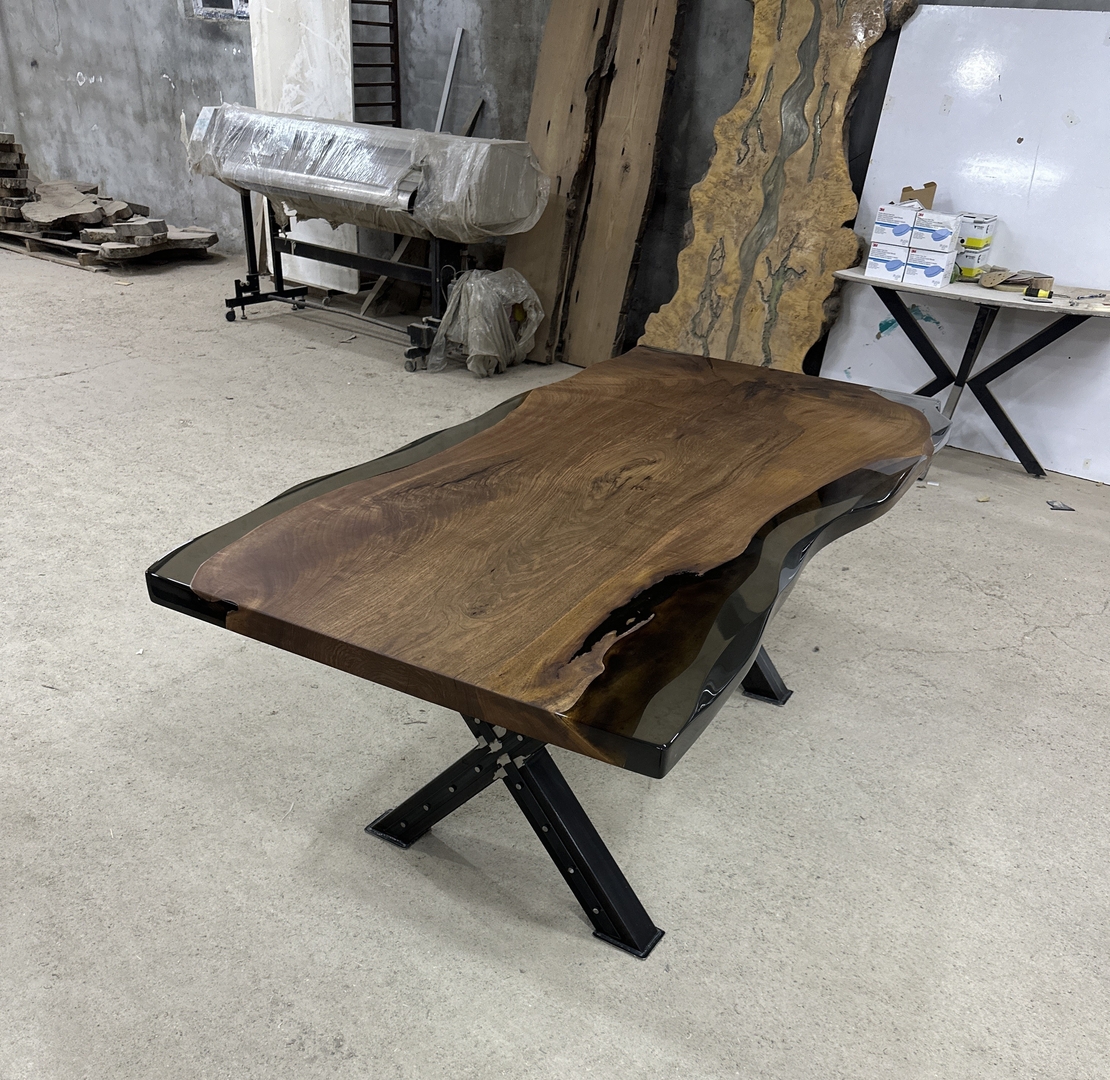 Маса от естествено дърво с пушек епоксид – Natural Edge Design