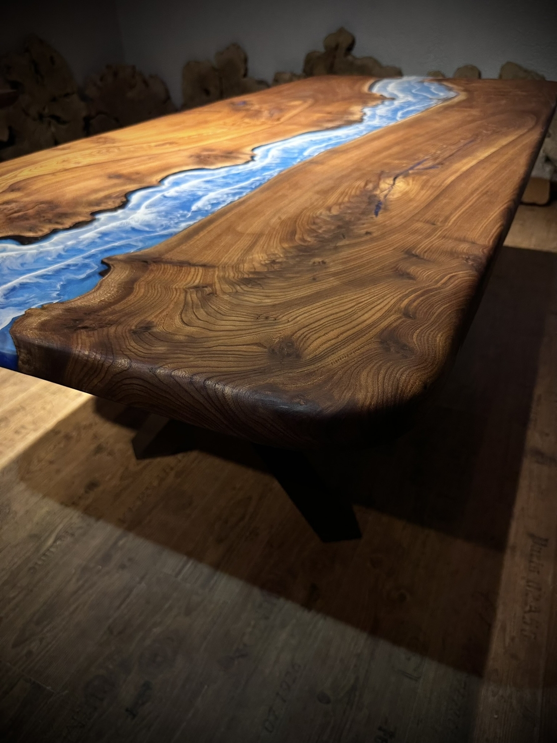 Ръчно изработена маса от масивно дърво с епоксиден морски ефект– LogeniWood (Custom Made)