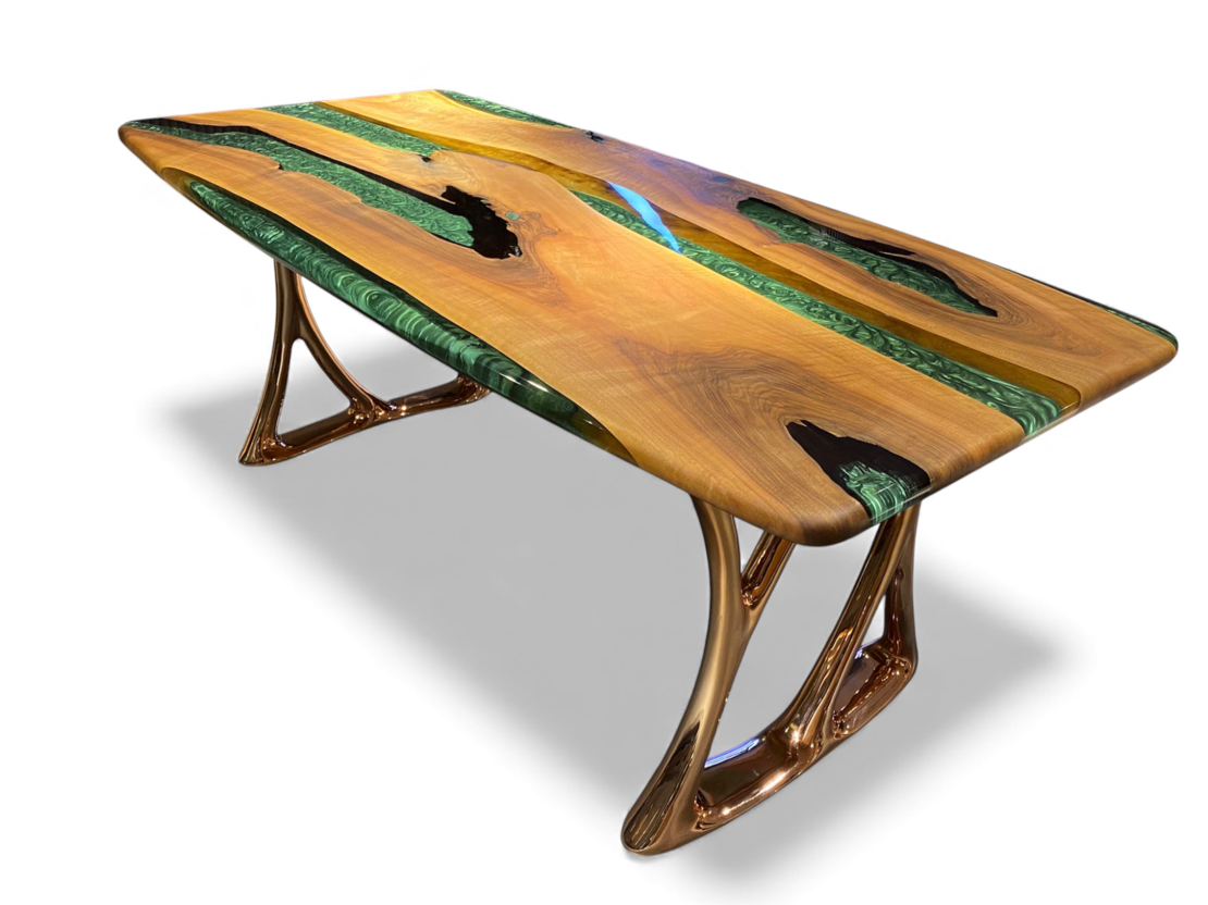 Ръчно изработена маса от масивно дърво и епоксидна смола – Зелен речен ефект