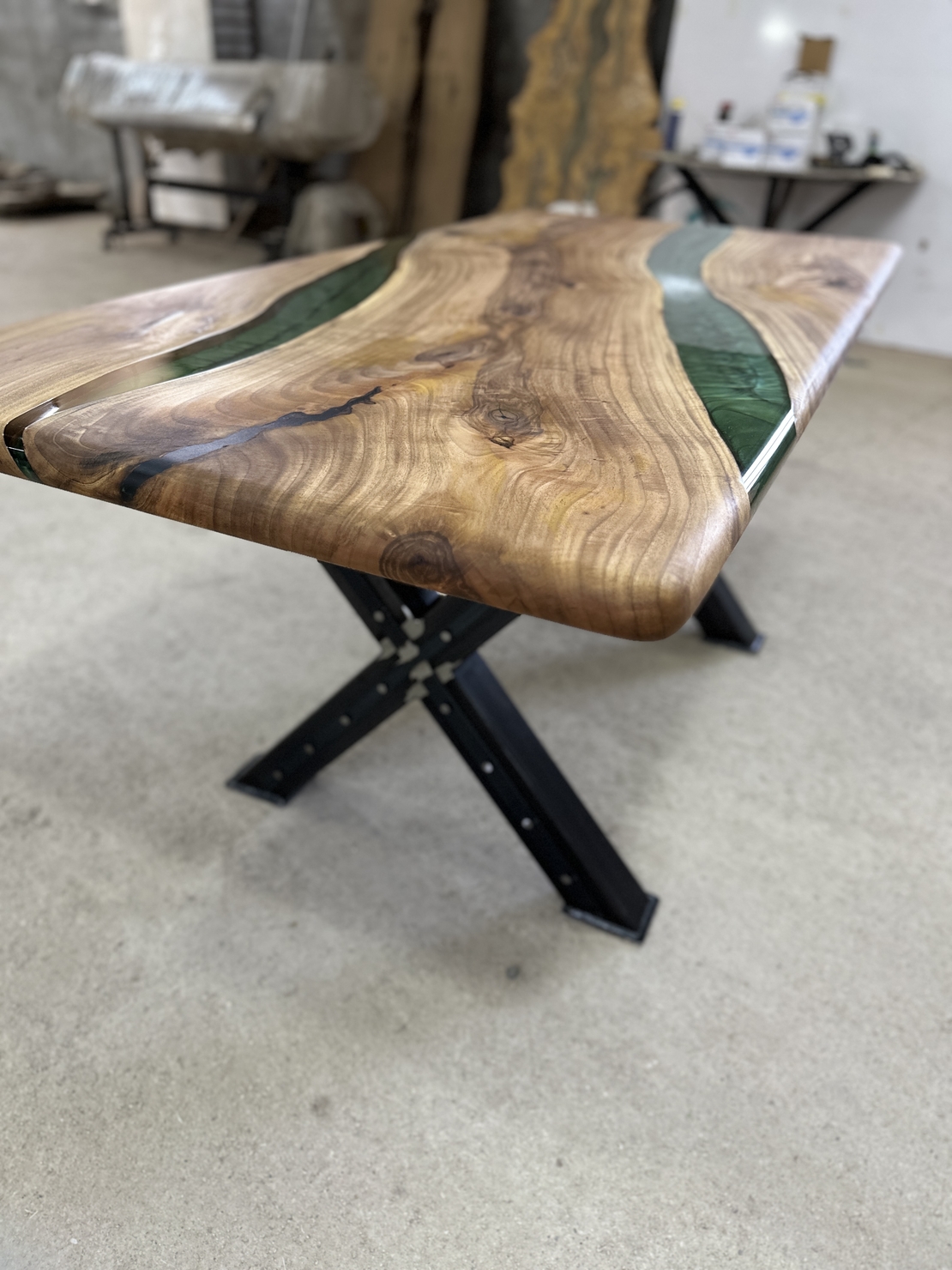 Маса от естествено дърво със смарагдово зелена епоксидна смола – Emerald River