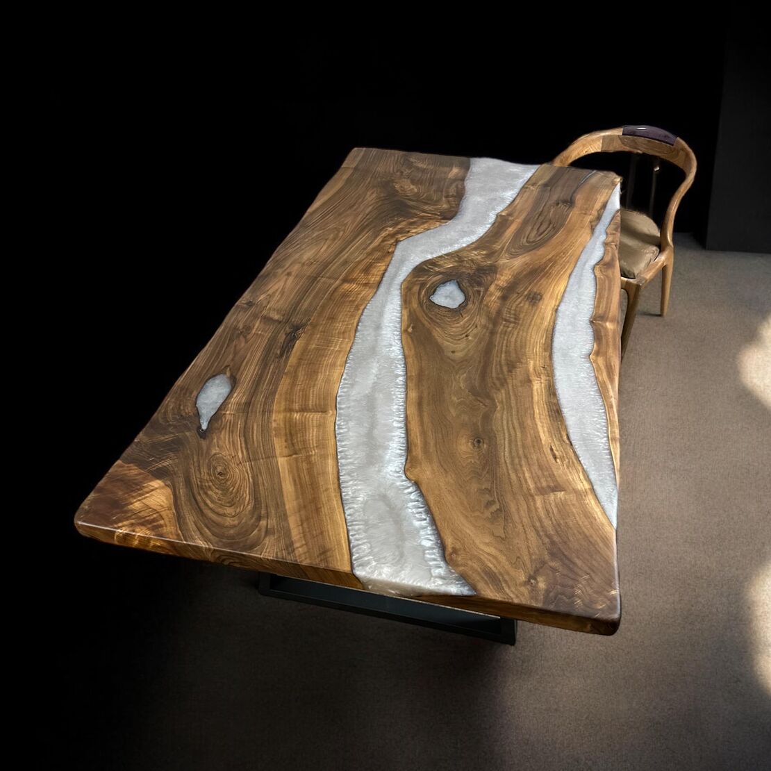 Ръчно изработена дизайнерска маса от масивно дърво и епоксидна смола