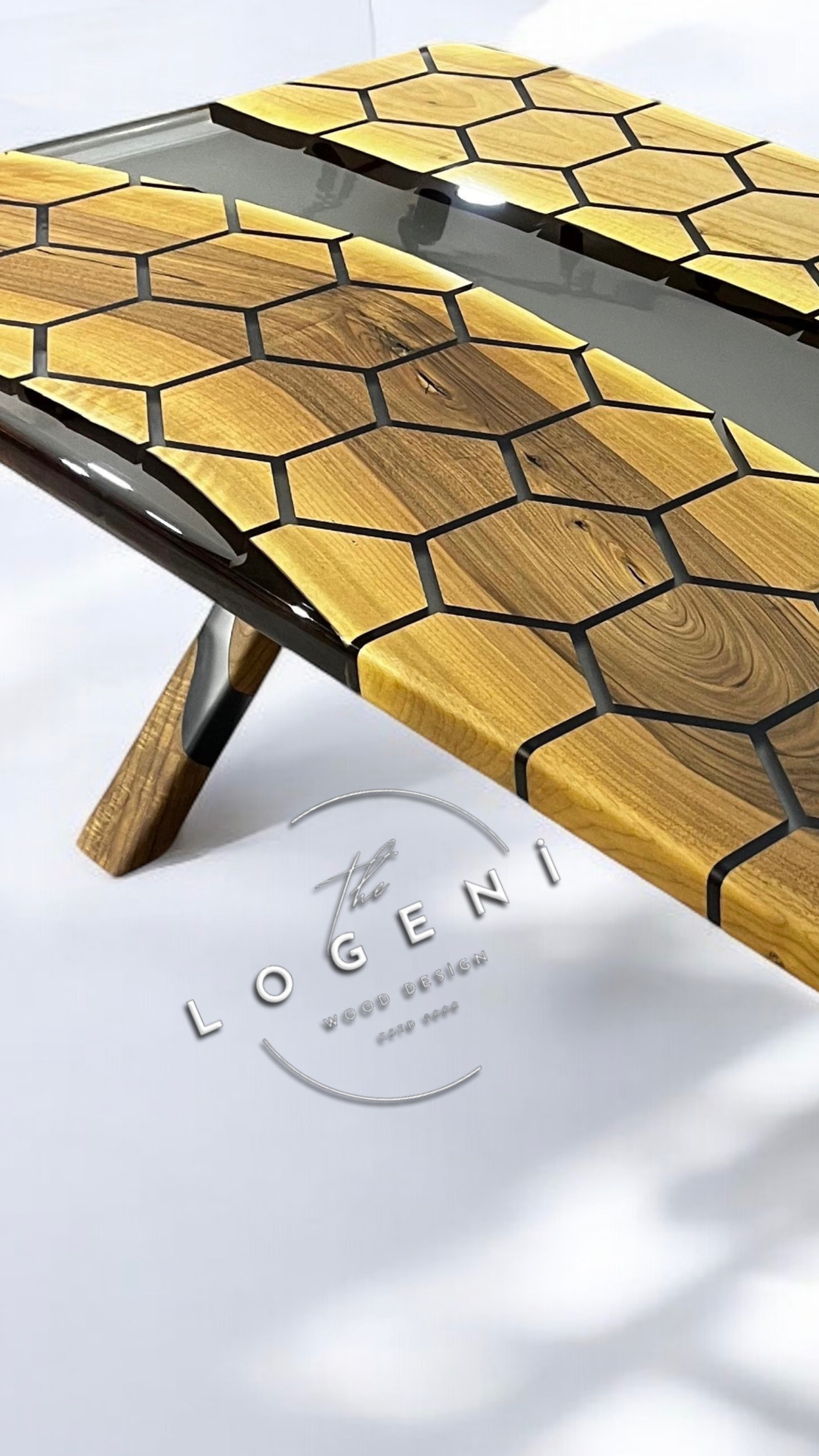 Ръчно изработена маса от масивно дърво с геометричен хексагонален дизайн и епоксидна река