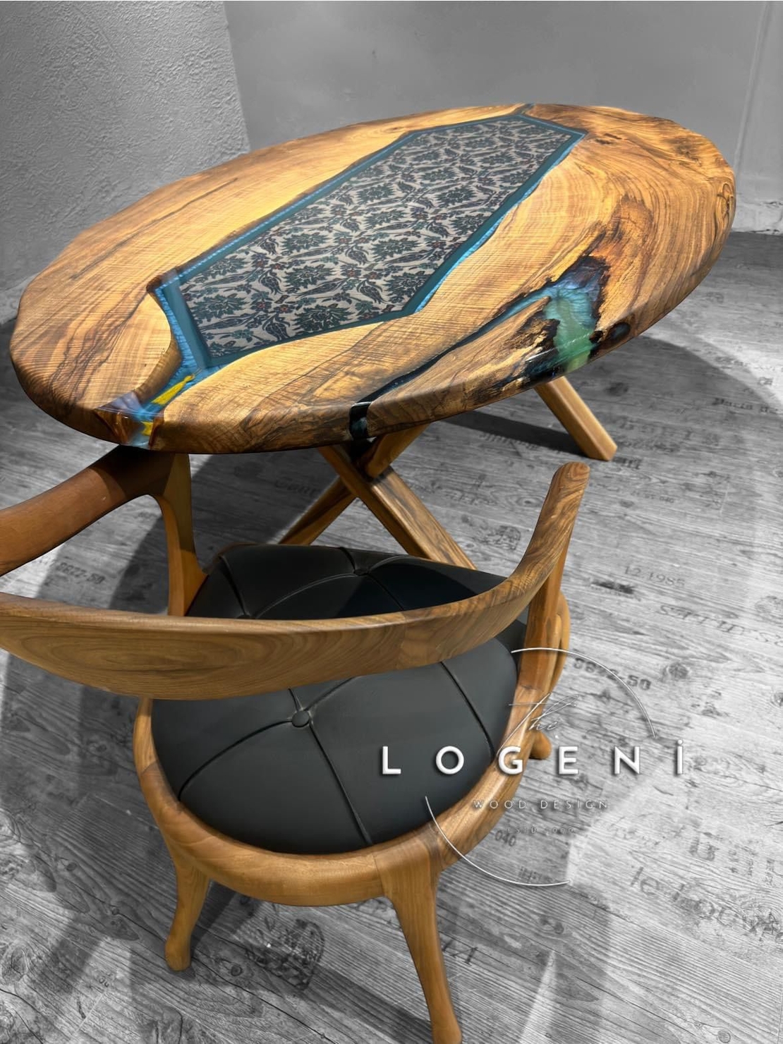 Ръчно изработена епоксидна маса с народни мотиви от плат