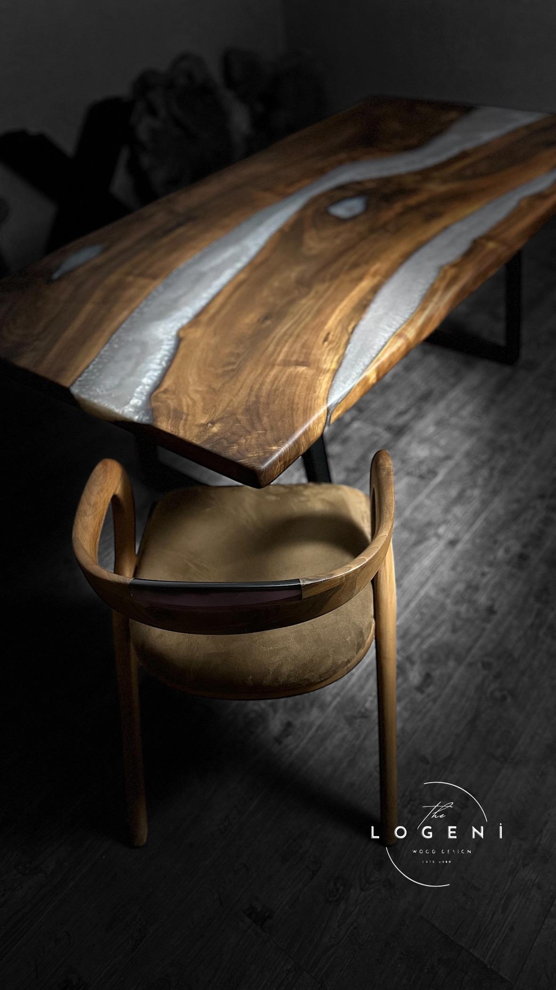 Ръчно изработена дизайнерска маса от масивно дърво и епоксидна смола