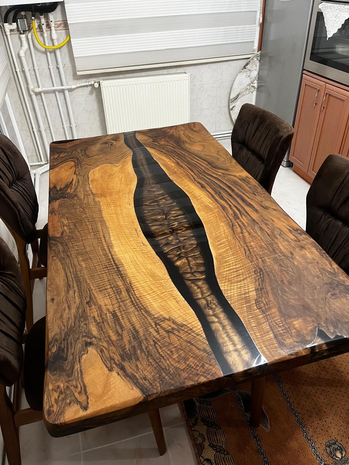 Кафяво пигментиран плот с прозрачен епоксид