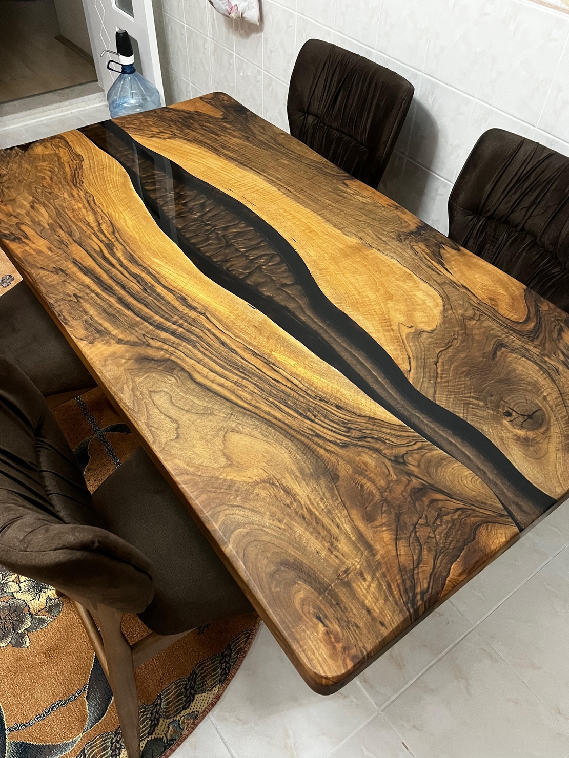 Кафяво пигментиран плот с прозрачен епоксид