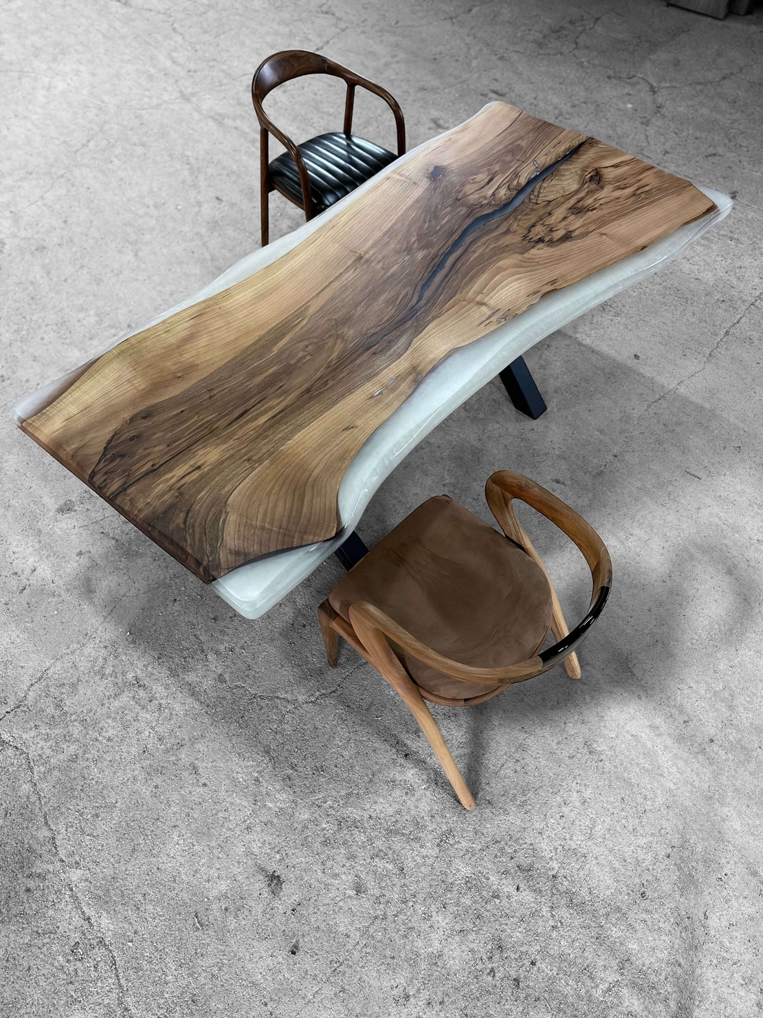 ✔ ръчно изработена епоксидна маса „Бяла Перла“ от орехово дърво