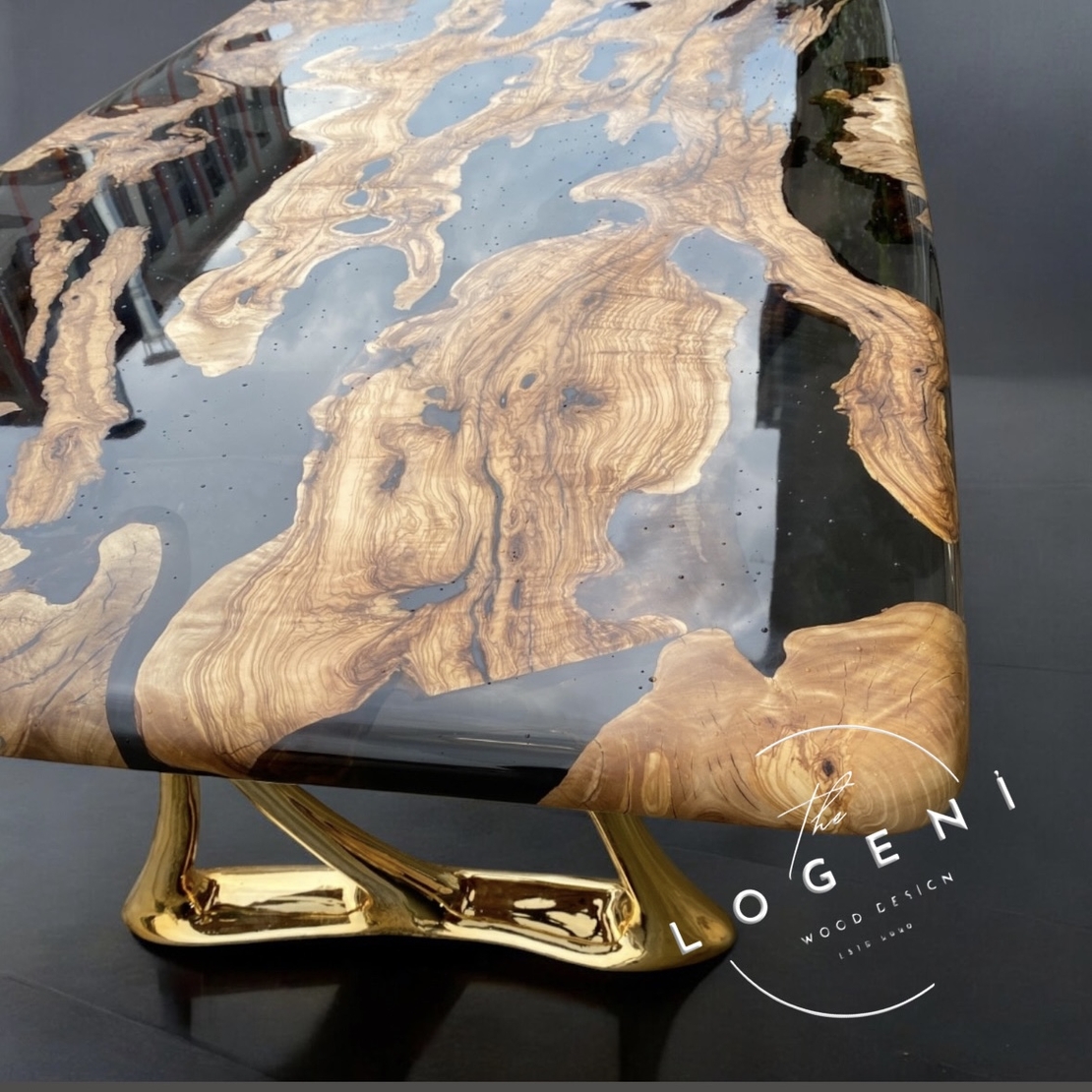 Дизайнерска епоксидна маса от маслиново дърво със златна основа