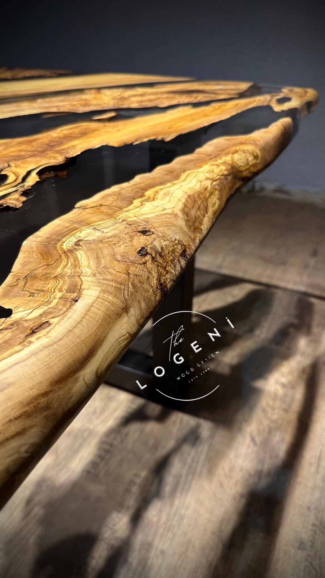 Луксозна дизайнерска маса от маслиново дърво и епоксидна смола