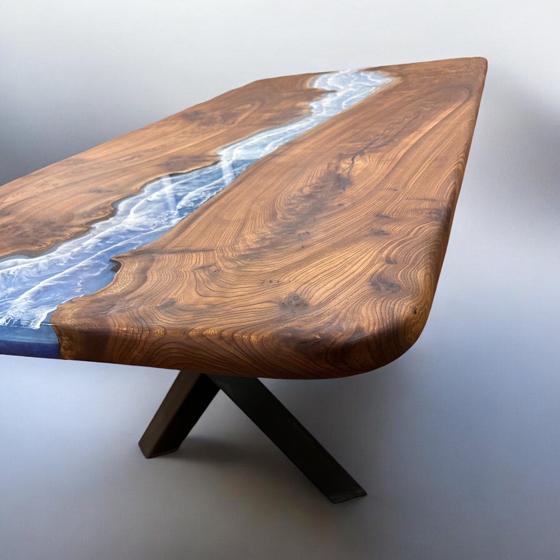 Ръчно изработена маса от масивно дърво с епоксиден морски ефект– LogeniWood (Custom Made)