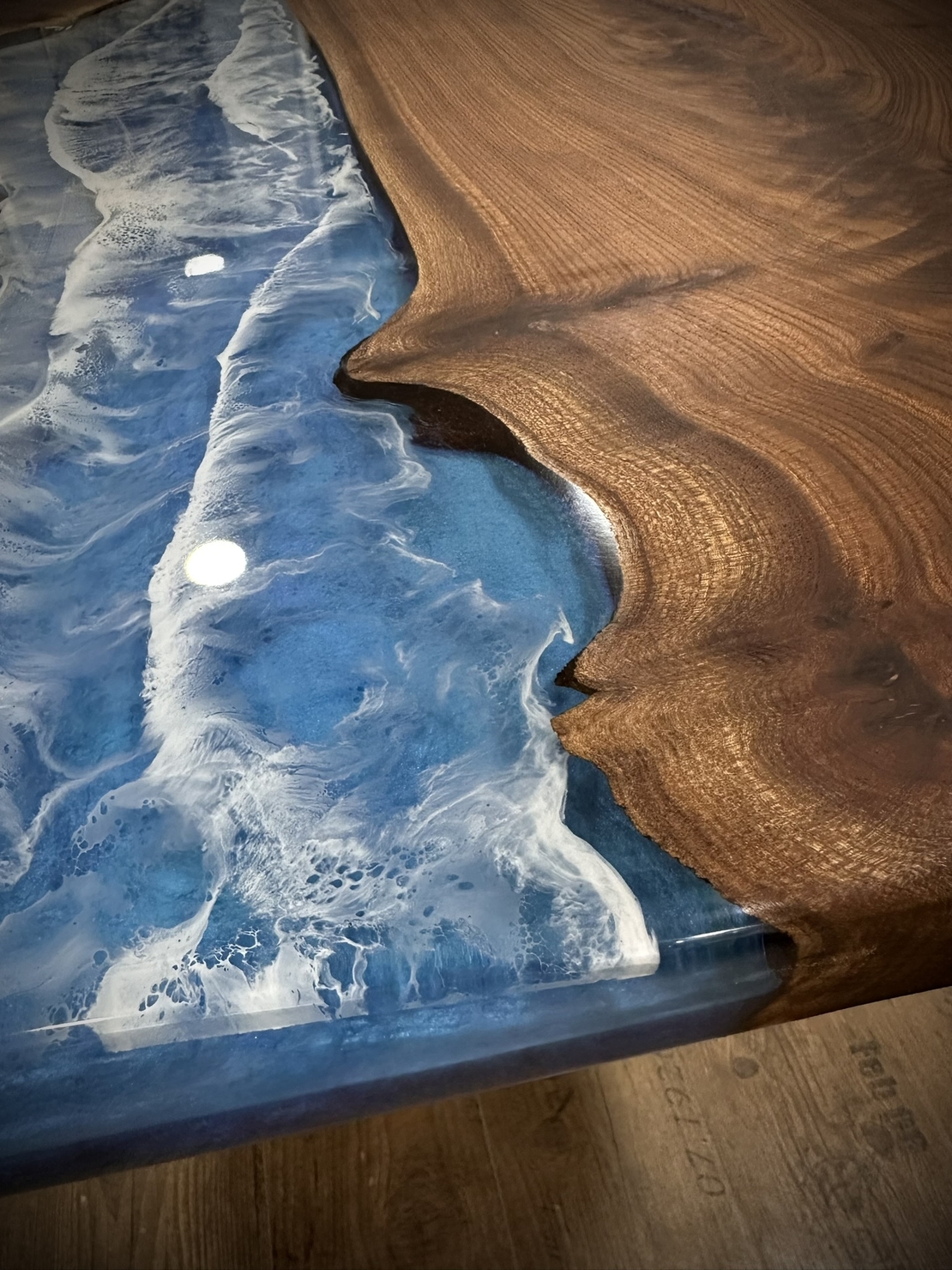 Ръчно изработена маса от масивно дърво с епоксиден морски ефект– LogeniWood (Custom Made)