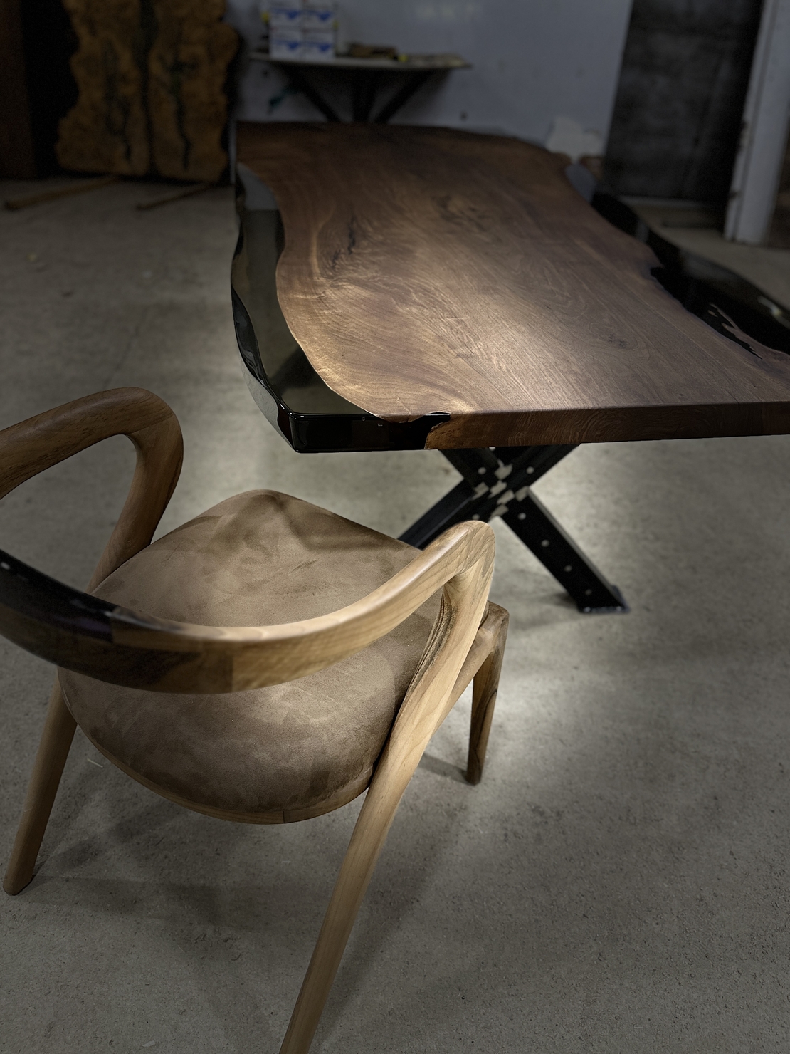 Маса от естествено дърво с пушек епоксид – Natural Edge Design