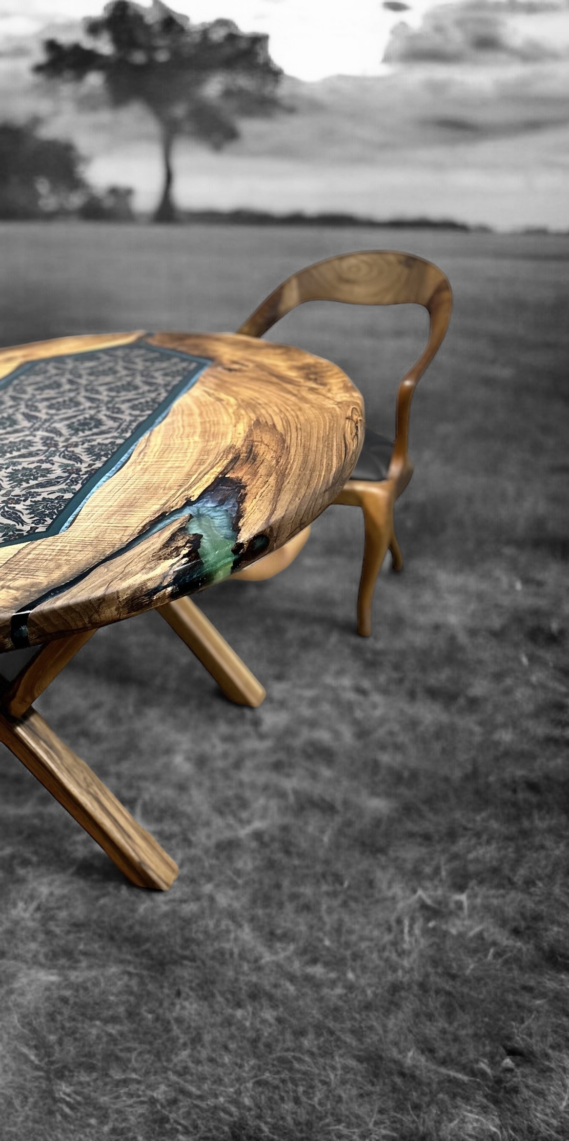 Ръчно изработена епоксидна маса с народни мотиви от плат