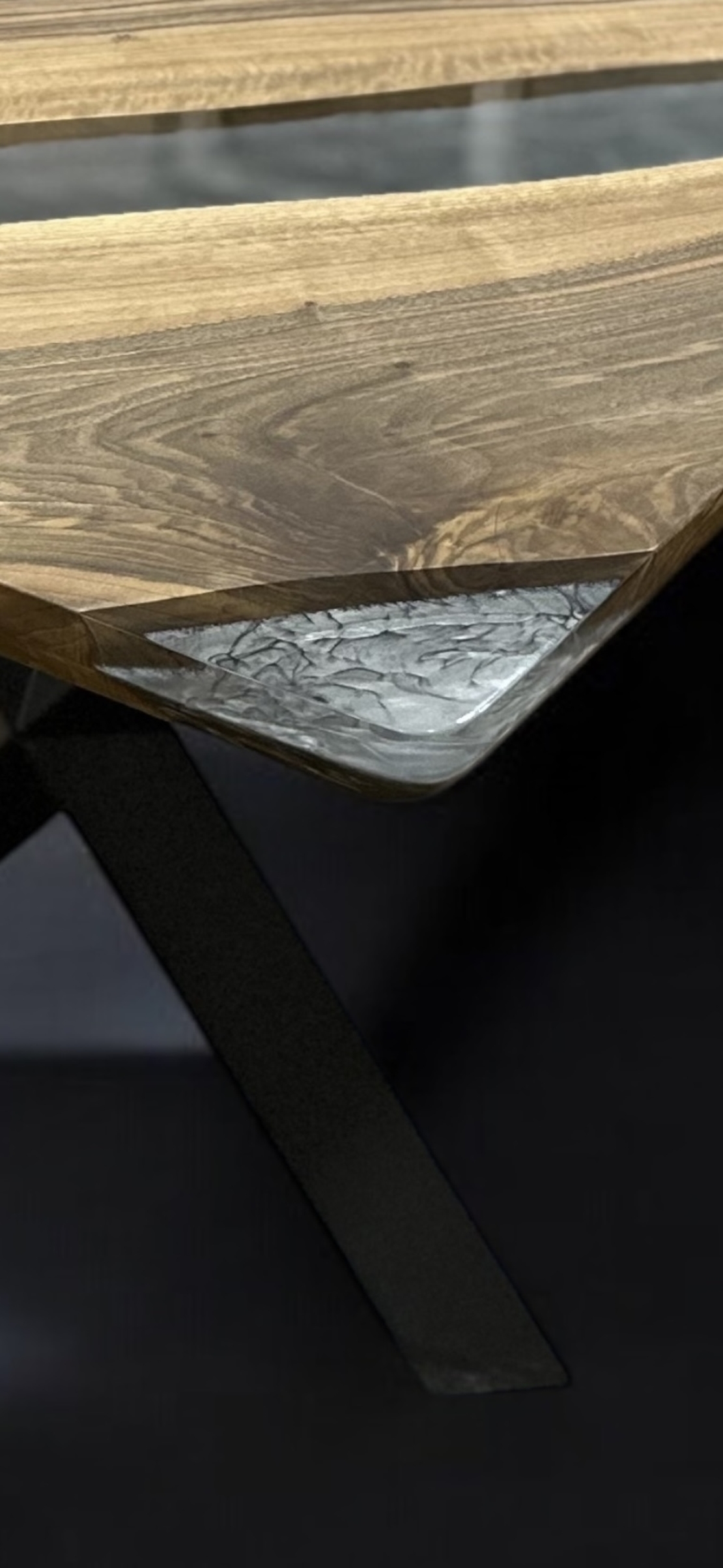Ръчно изработена маса от масивно дърво с фюме-сребрист морски ефект и прозрачен епоксиден слой