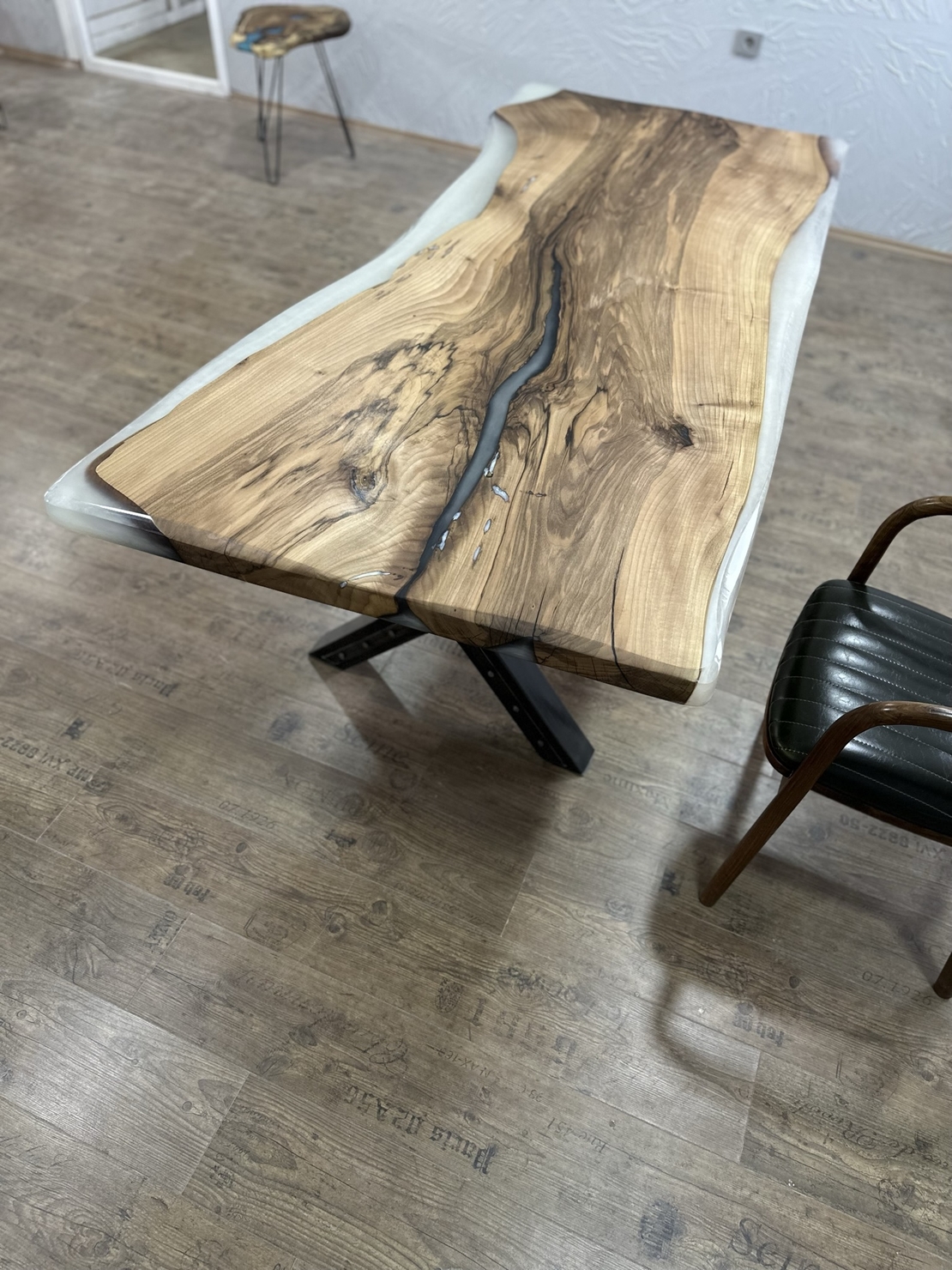 ✔ ръчно изработена епоксидна маса „Бяла Перла“ от орехово дърво