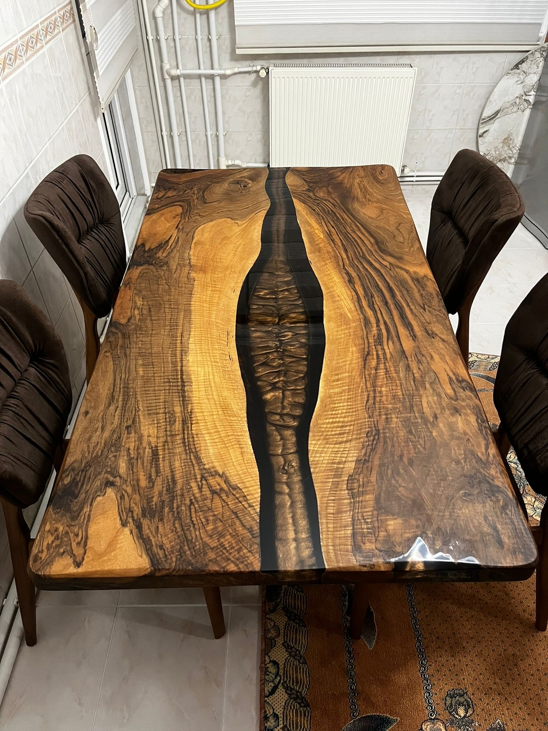 Кафяво пигментиран плот с прозрачен епоксид