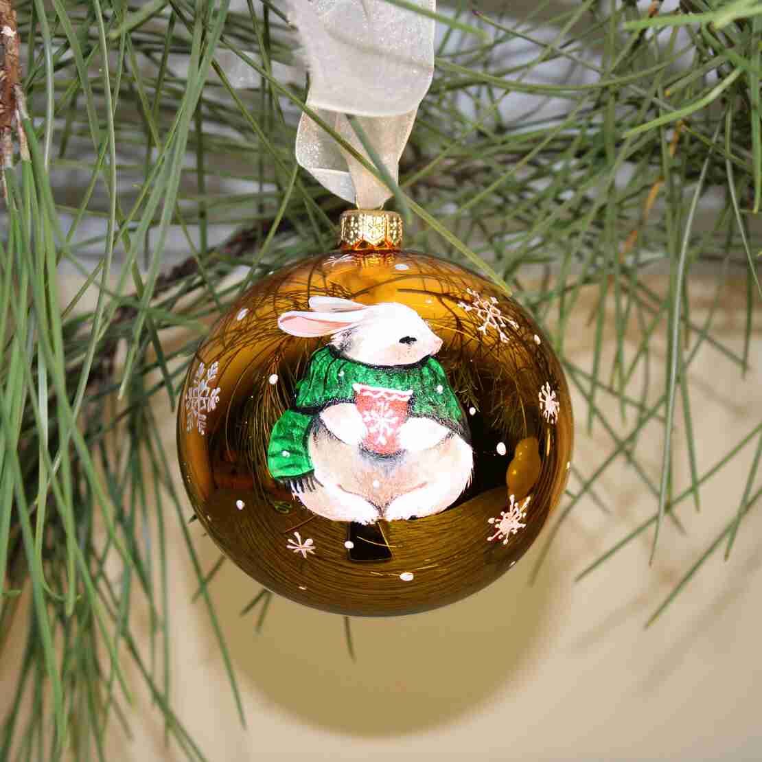 Стъклена коледна играчка Зайче с пуловер