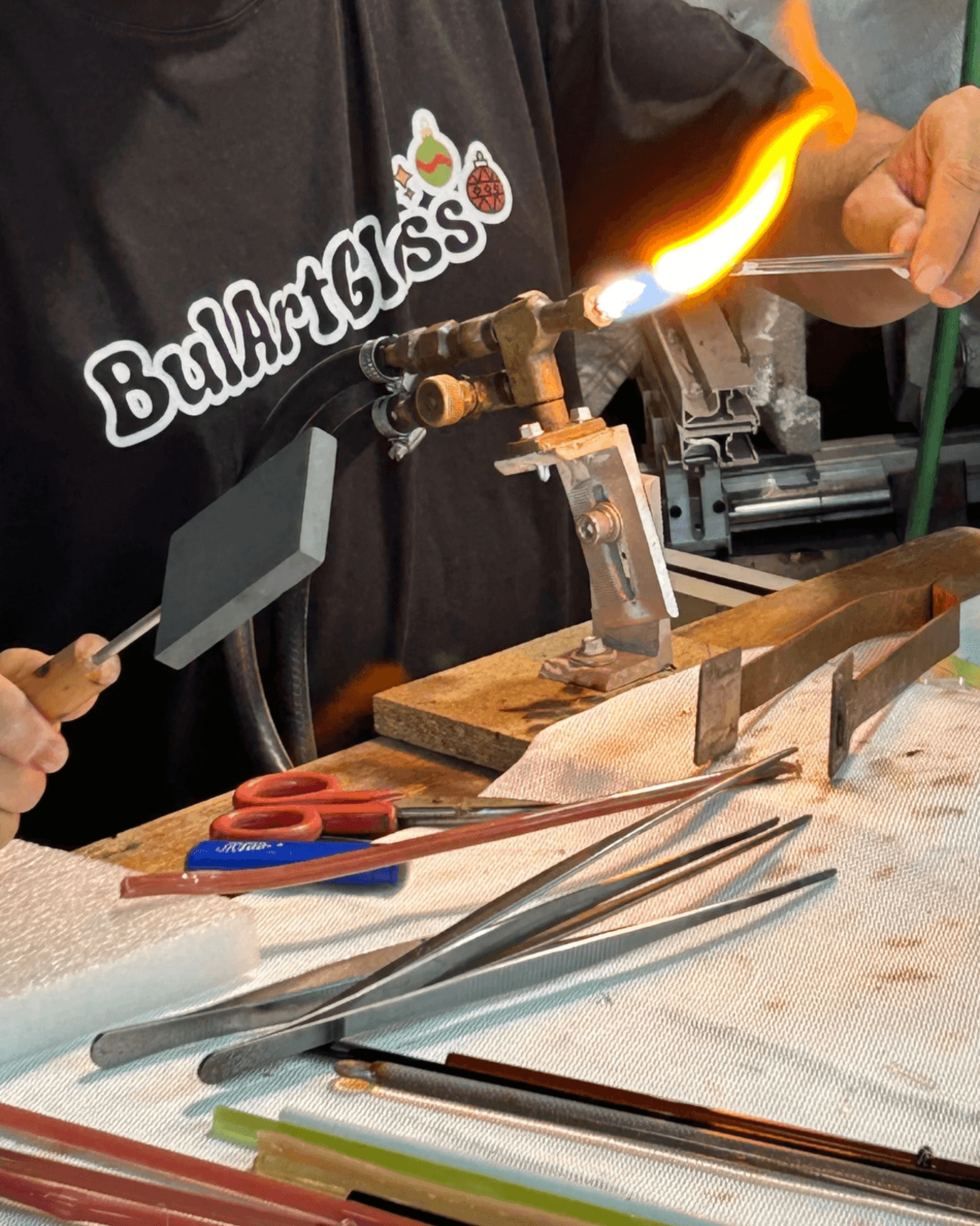 Вижте как се правят стъклени играчки