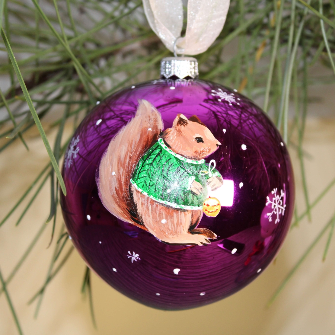 Стъклена коледна играчка Катеричка с пуловер