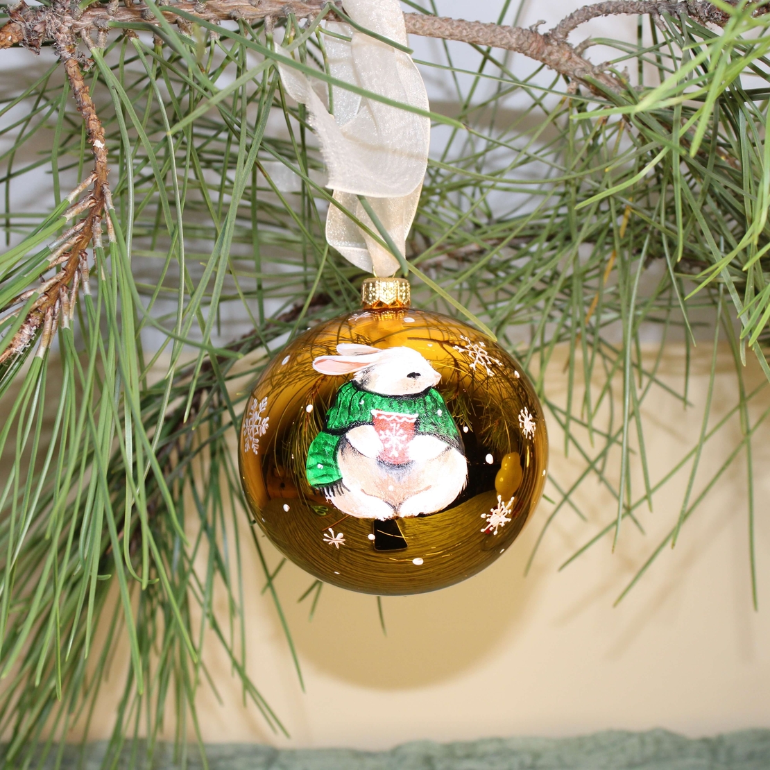 Стъклена коледна играчка Зайче с пуловер