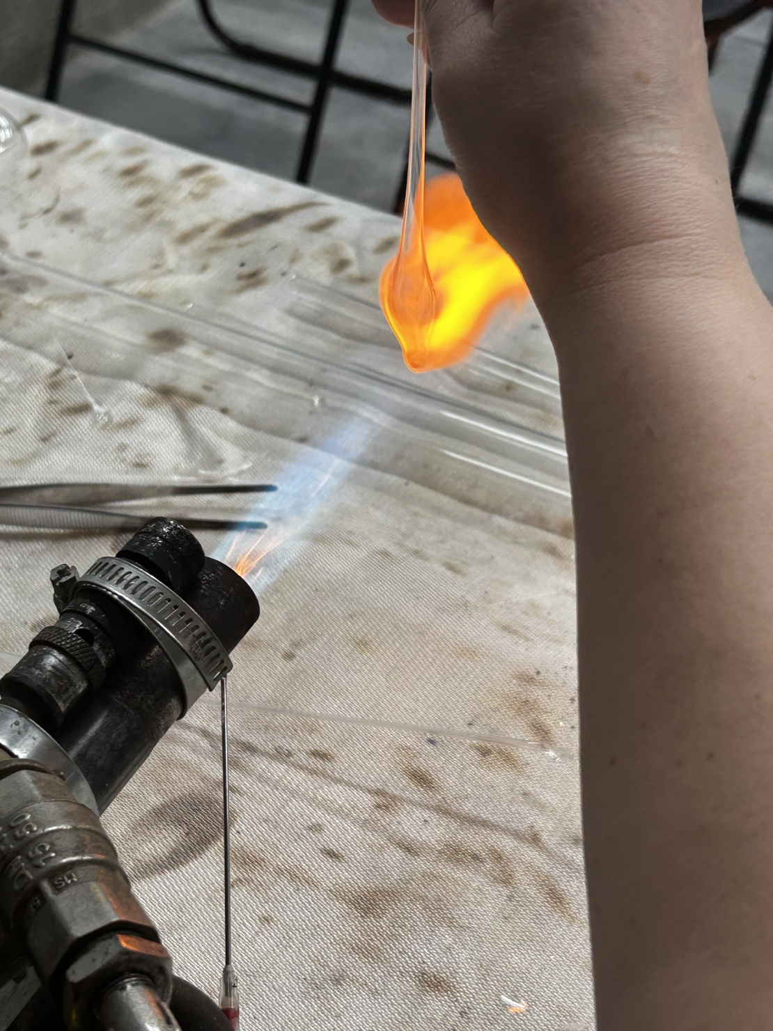 Вижте как се правят стъклени играчки