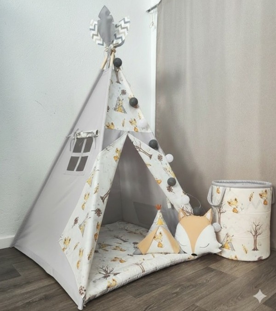 Едноцветна палатка в сиво с дебело килимче  - Лисици в гората