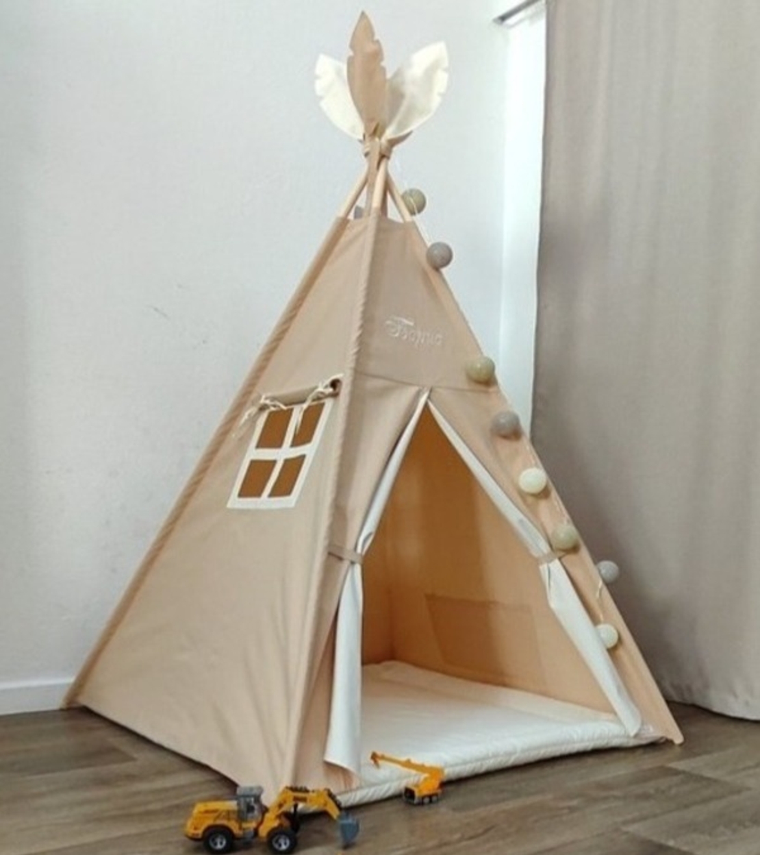 Едноцветна неутрална палатка в бежово с дебело килимче