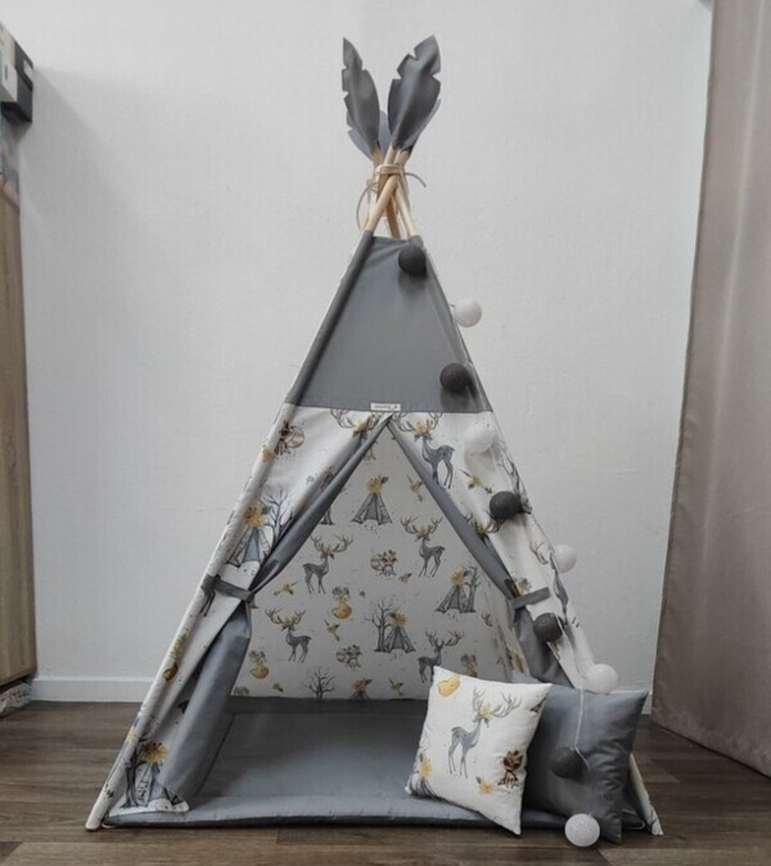 Елени в гората в сиво