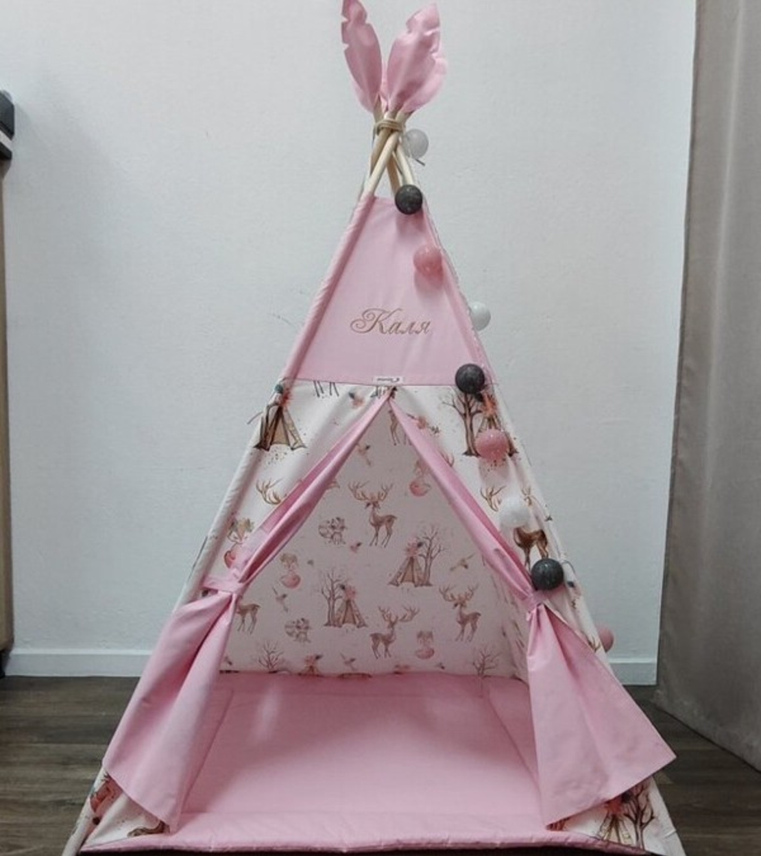 Елени в гората в розово