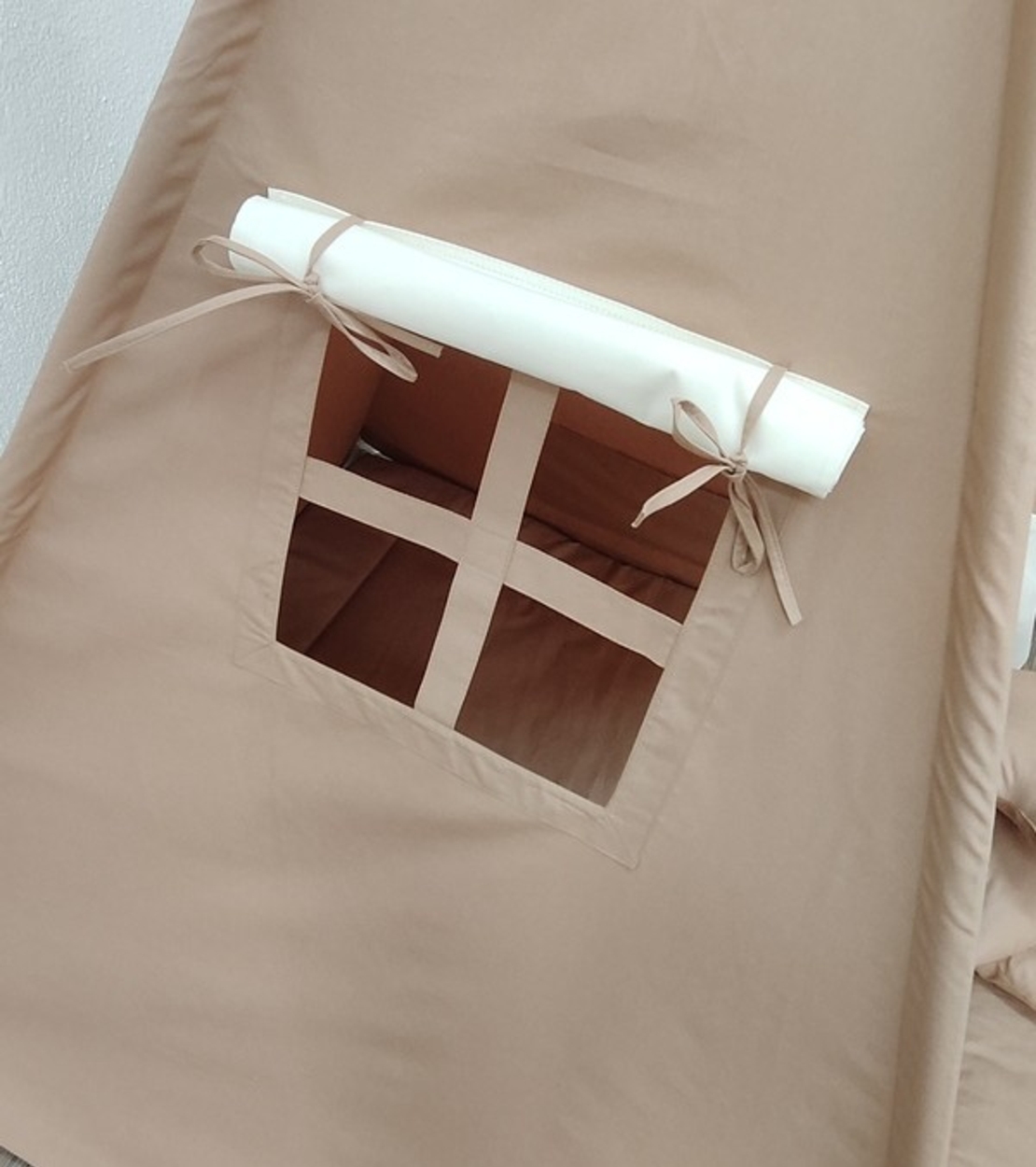 Едноцветна неутрална палатка с дълго килимче - 