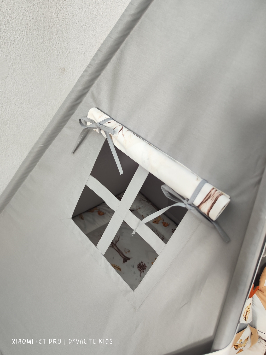 Едноцветна палатка в графитено сиво с дебело килимче  - Лисици в гората