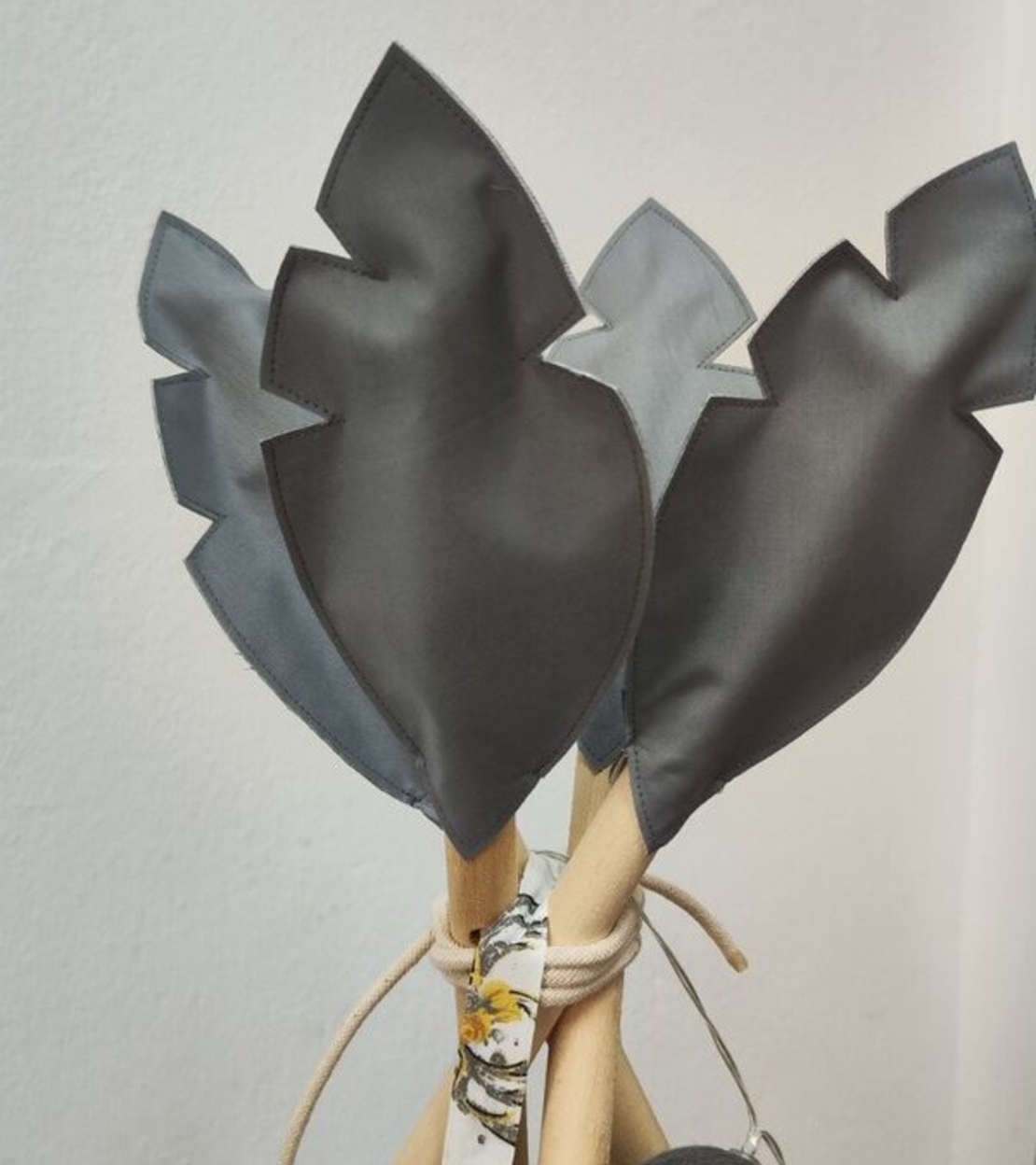 Елени в гората в сиво