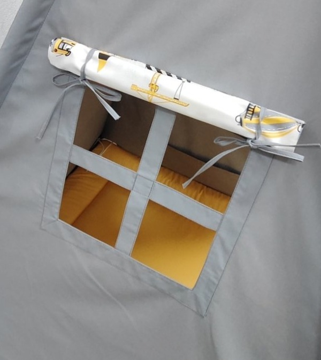 Едноцветна палатка за момче - На строежа