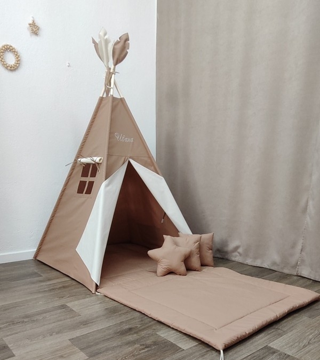 Едноцветна неутрална палатка с дълго килимче - 