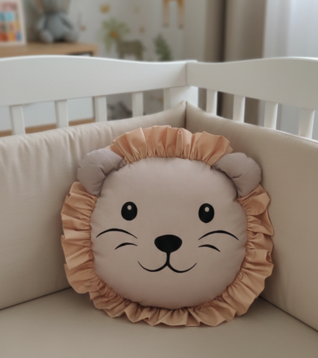 Декоративна възглавница лъвче със златна грива