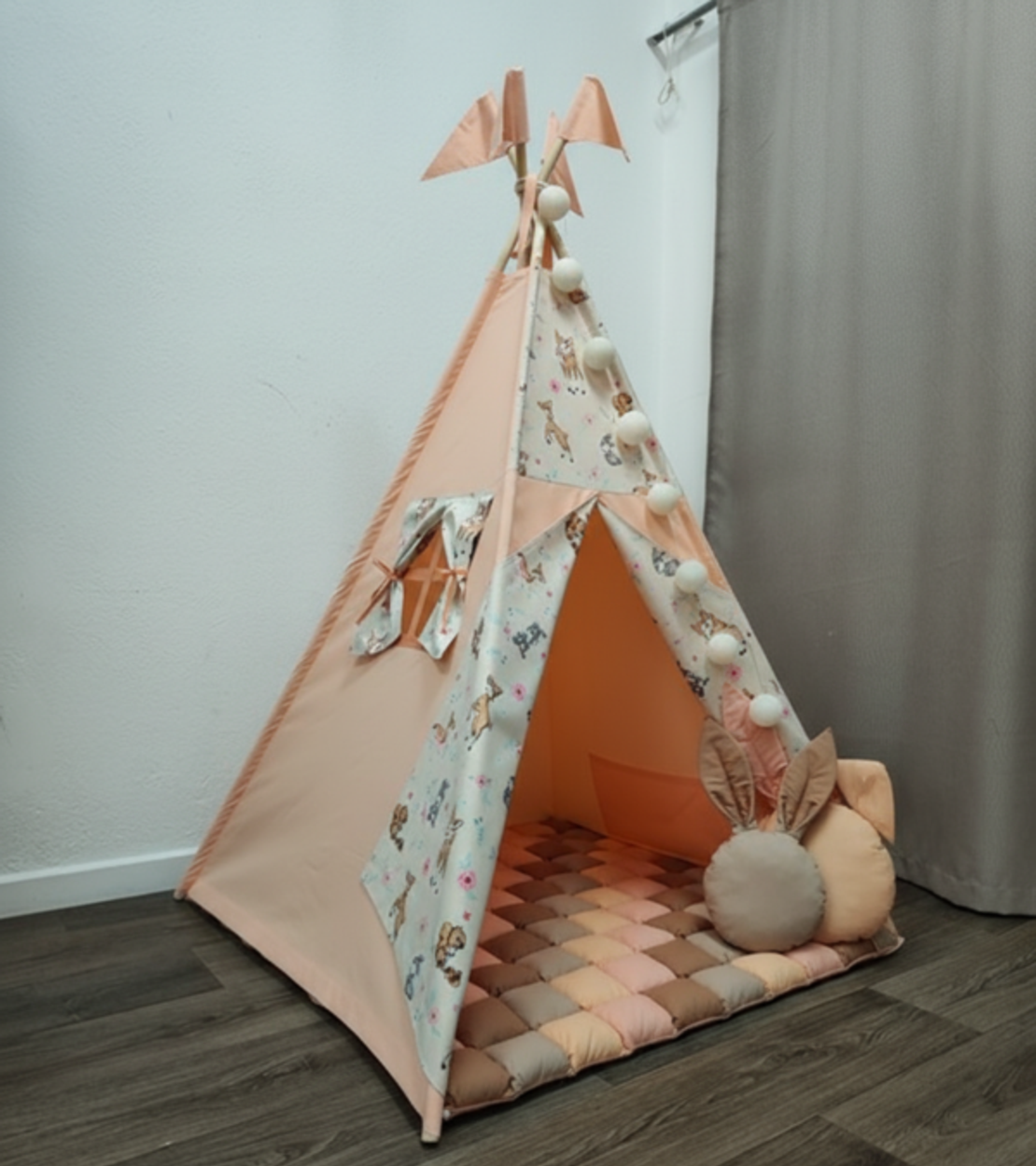 Едноцветна палатка в цвят праскова с килимче на квадратчета - 