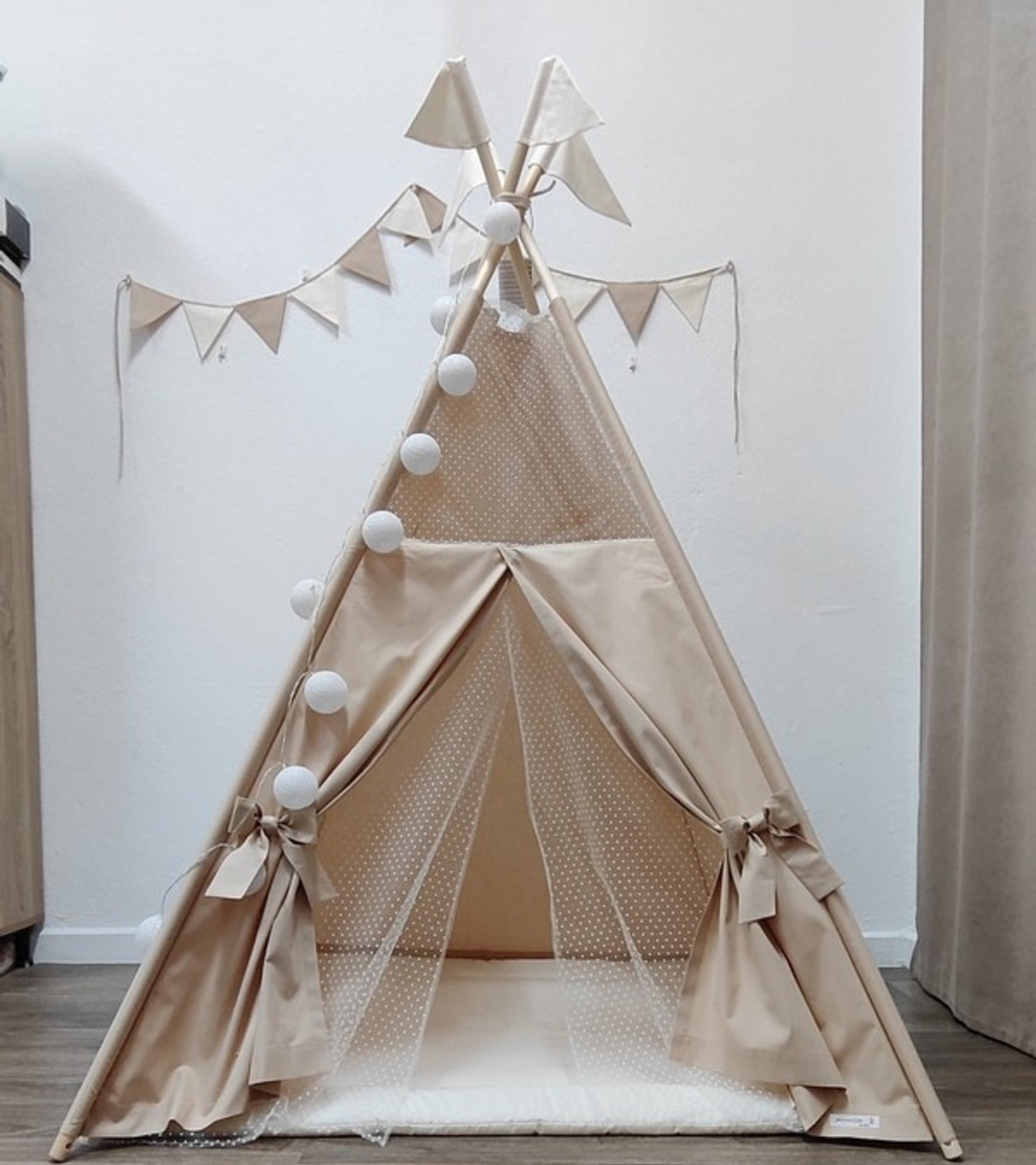 Едноцветна палатка в бежово за момиче с тънко килимче - 