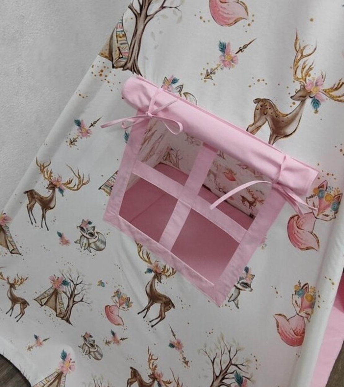 Елени в гората в розово