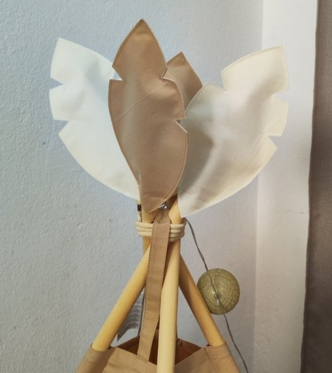 Едноцветна неутрална палатка в бежово с дебело килимче