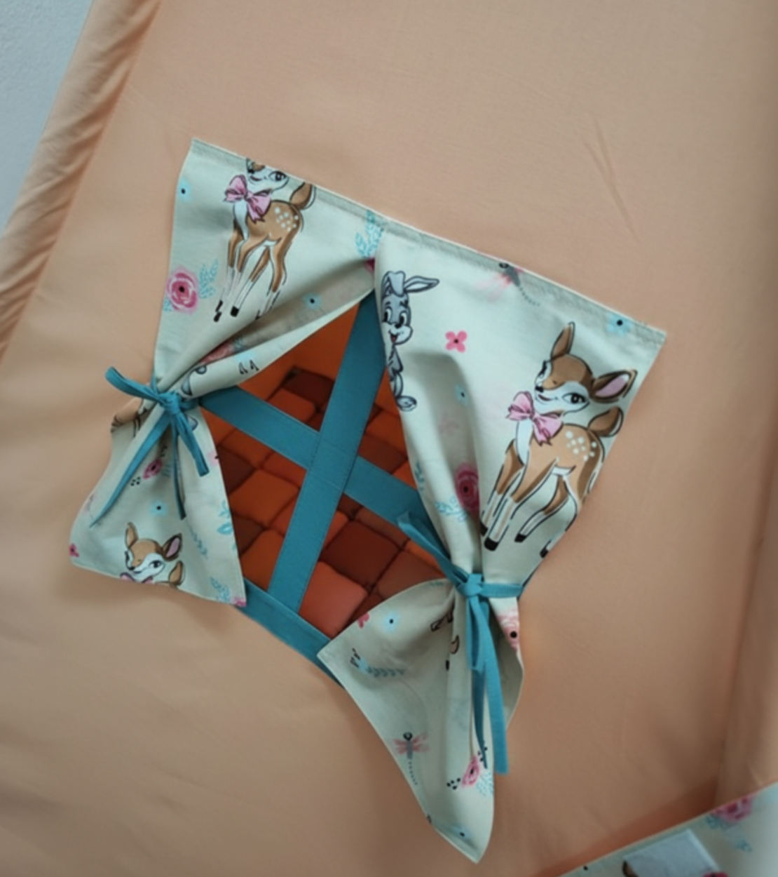 Едноцветна палатка в цвят праскова с килимче на квадратчета - 