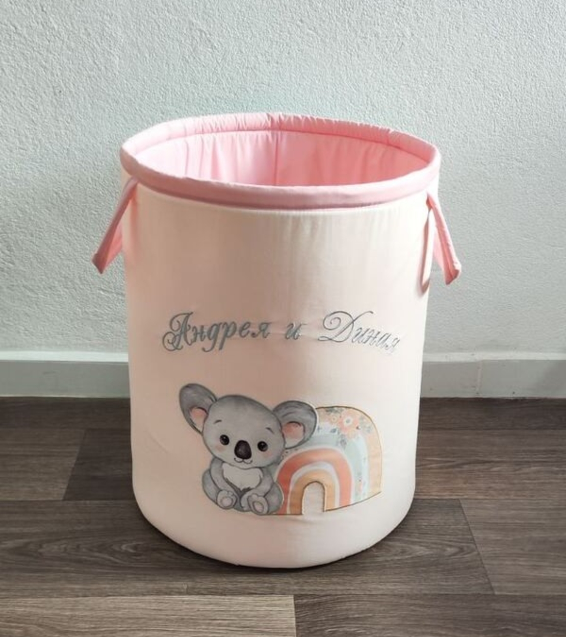 Кош за играчки  с апикация - Малката коала в розово